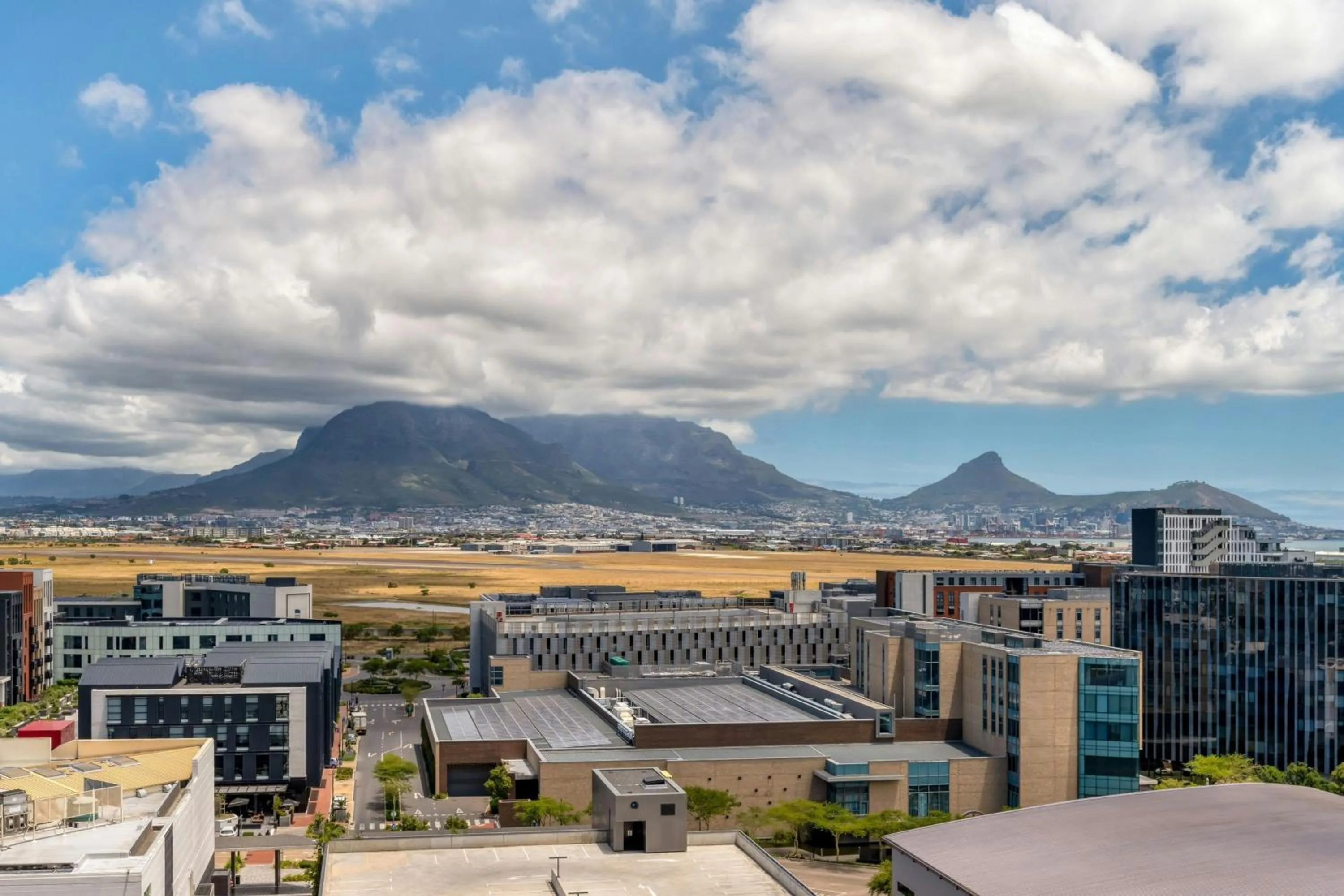 Photo of the whole room in Cape Town Marriott Hotel Crystal Towers