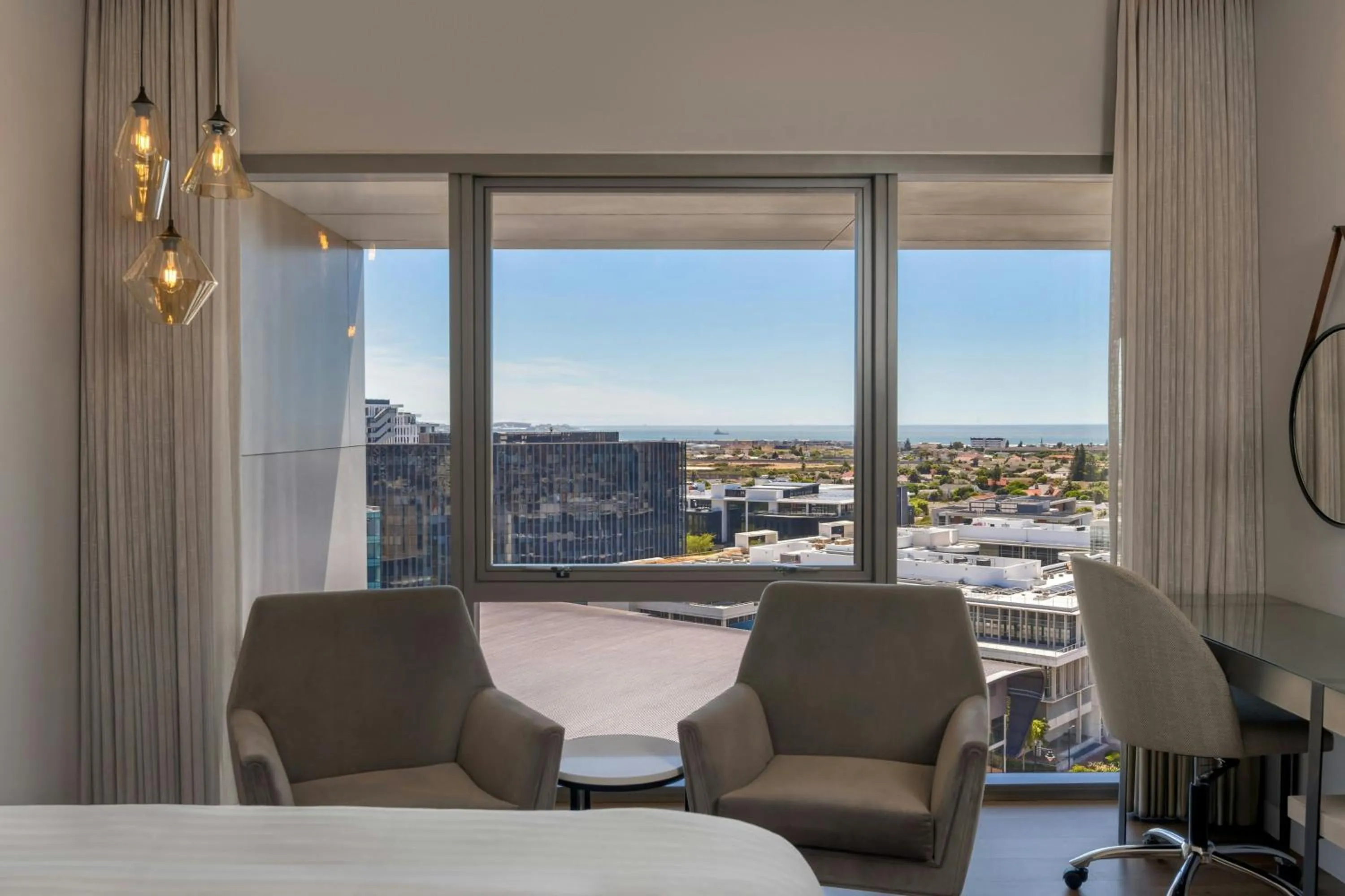 Photo of the whole room in Cape Town Marriott Hotel Crystal Towers