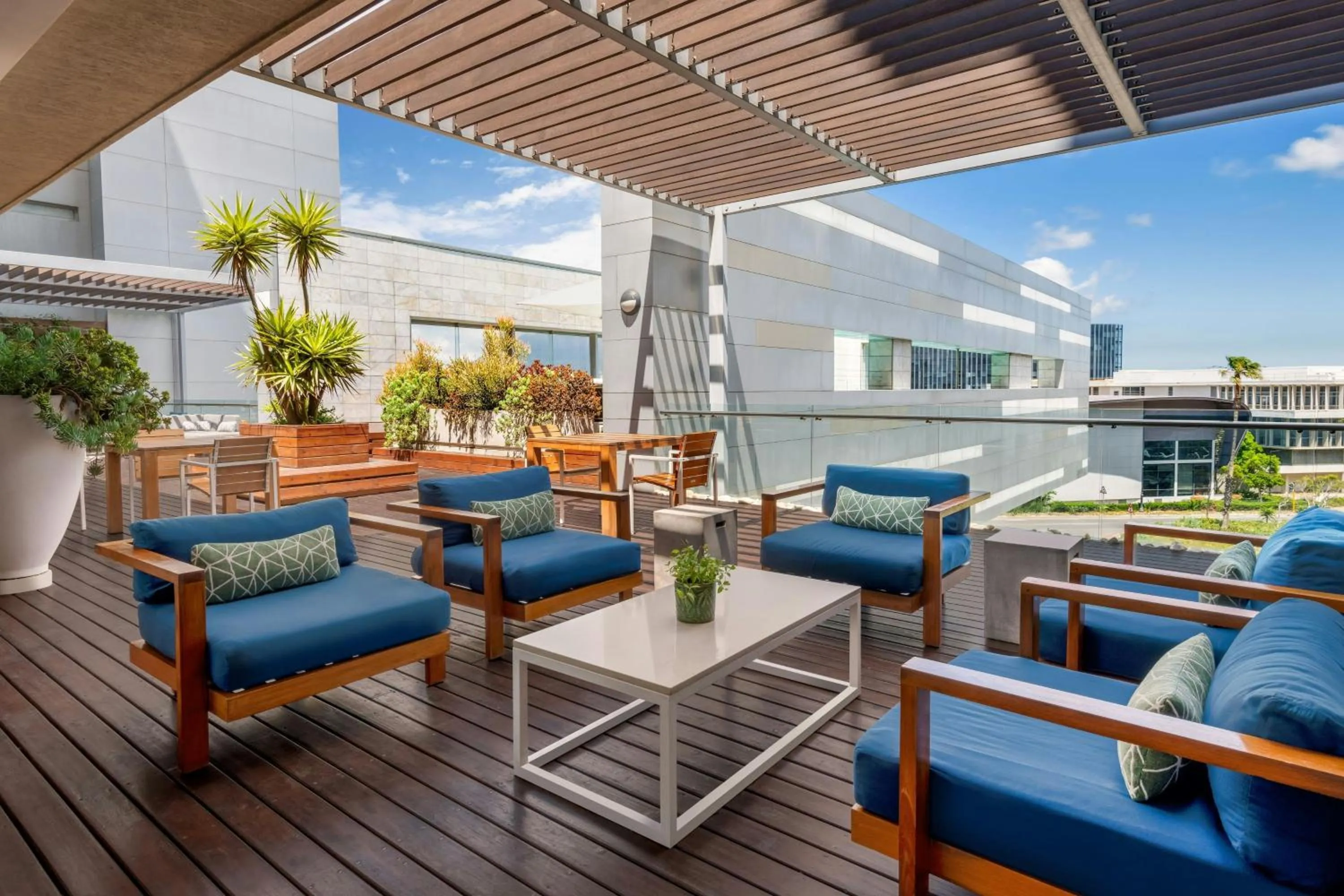 Swimming pool in Cape Town Marriott Hotel Crystal Towers