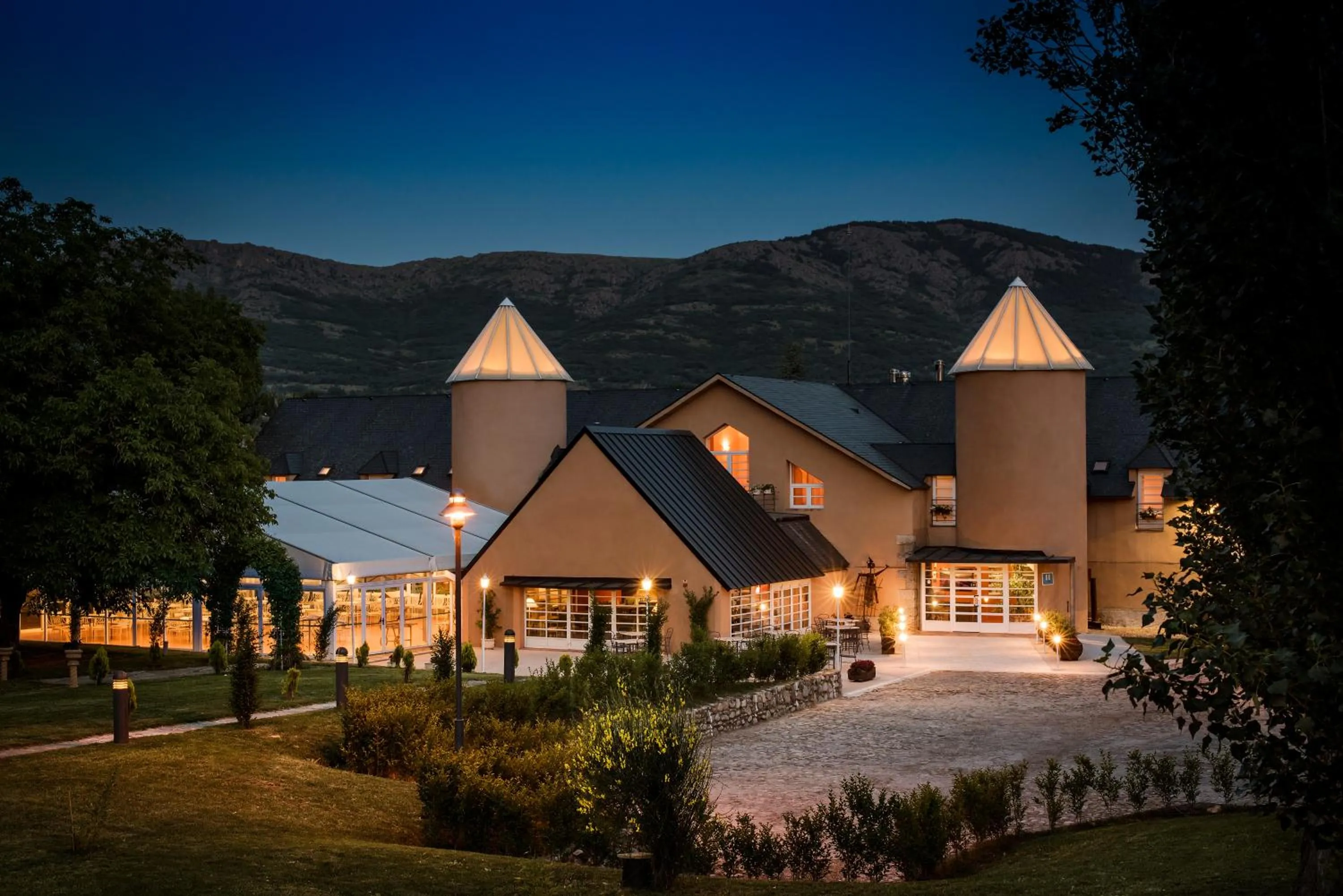 Property building in Hotel La Posada De Alameda