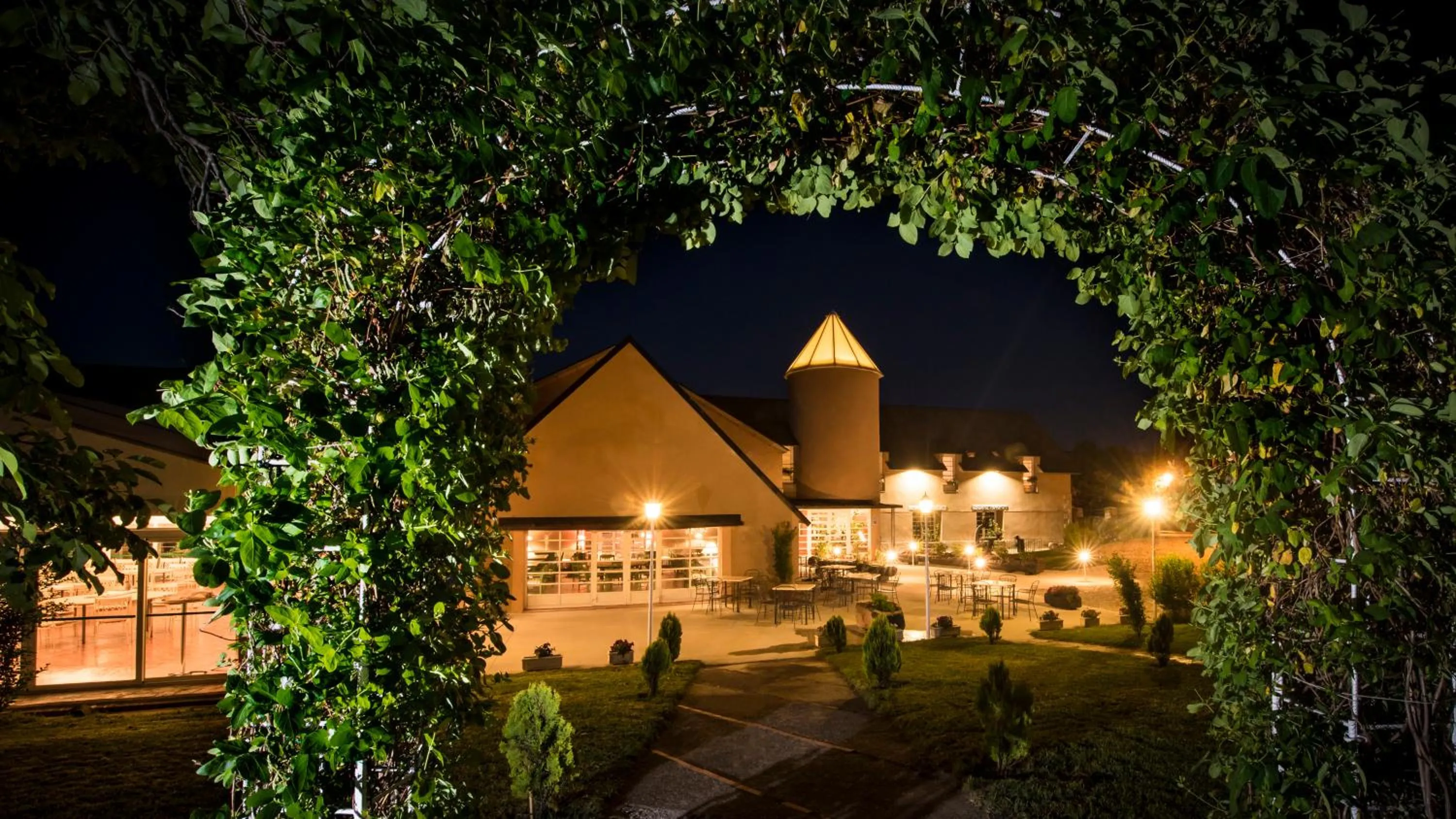 Property building in Hotel La Posada De Alameda