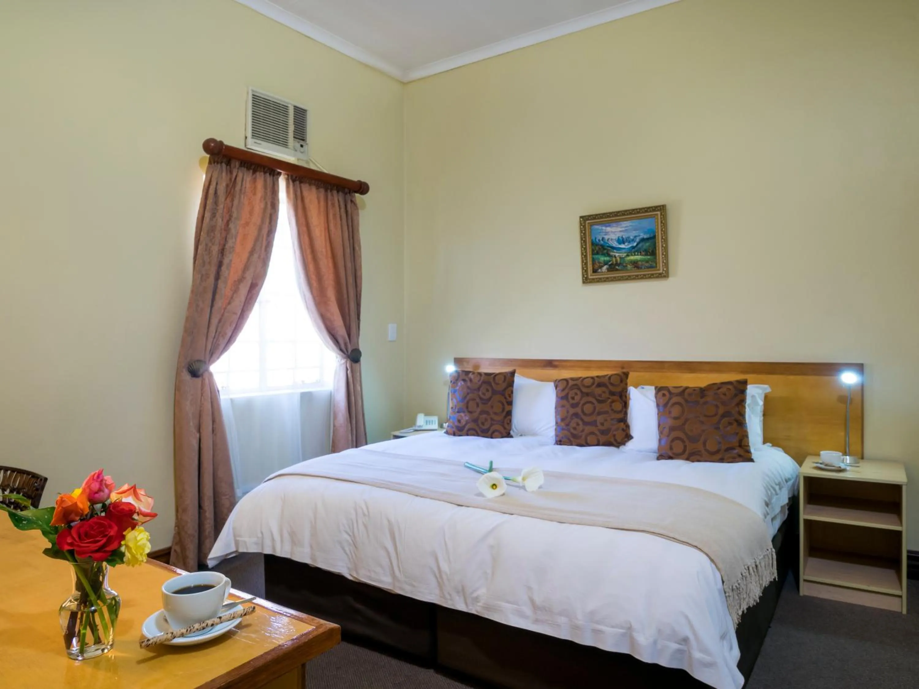 Bedroom, Bed in The Elegant Lodge Menlo Park