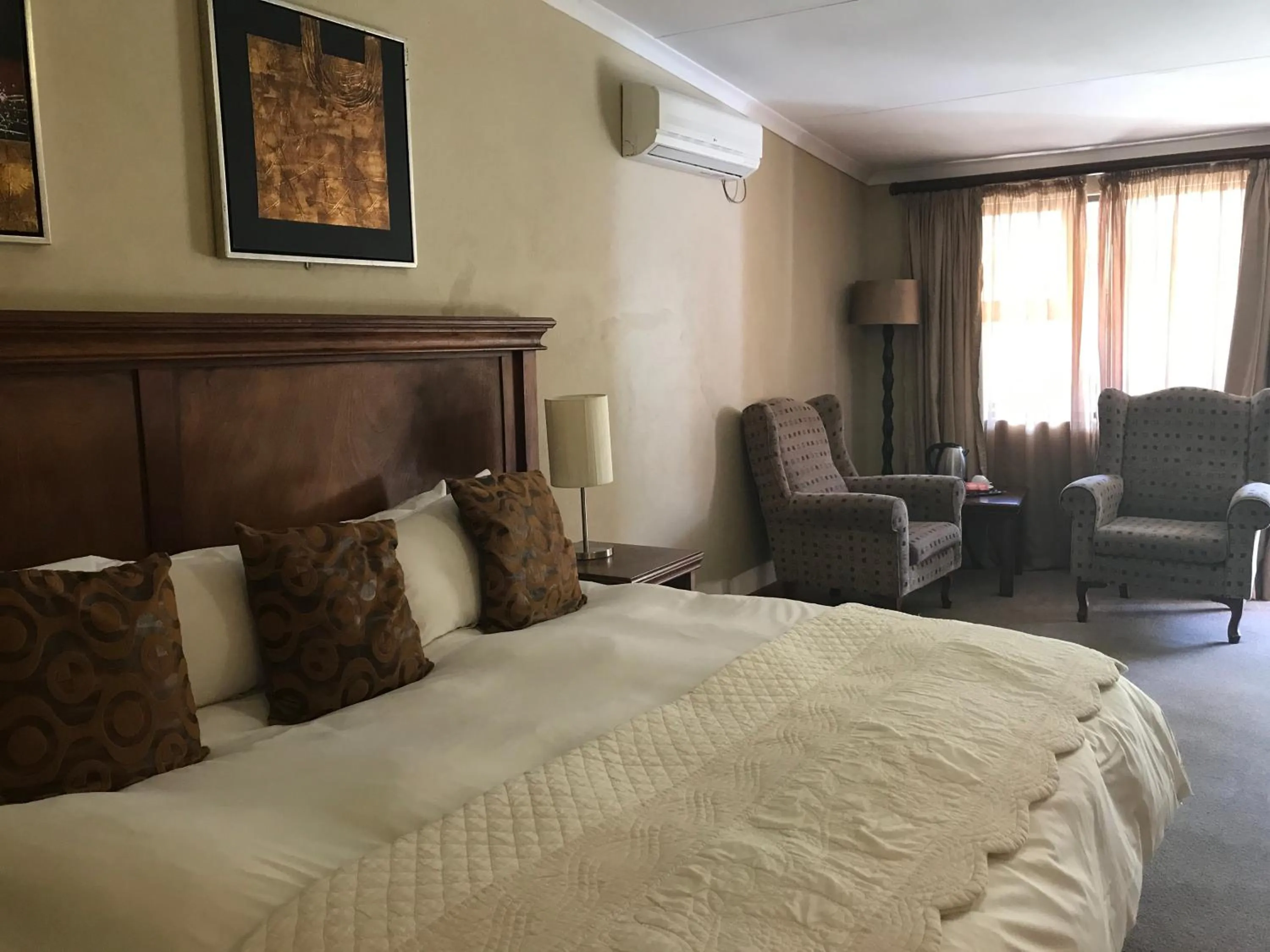 Bedroom, Bed in The Elegant Lodge Menlo Park