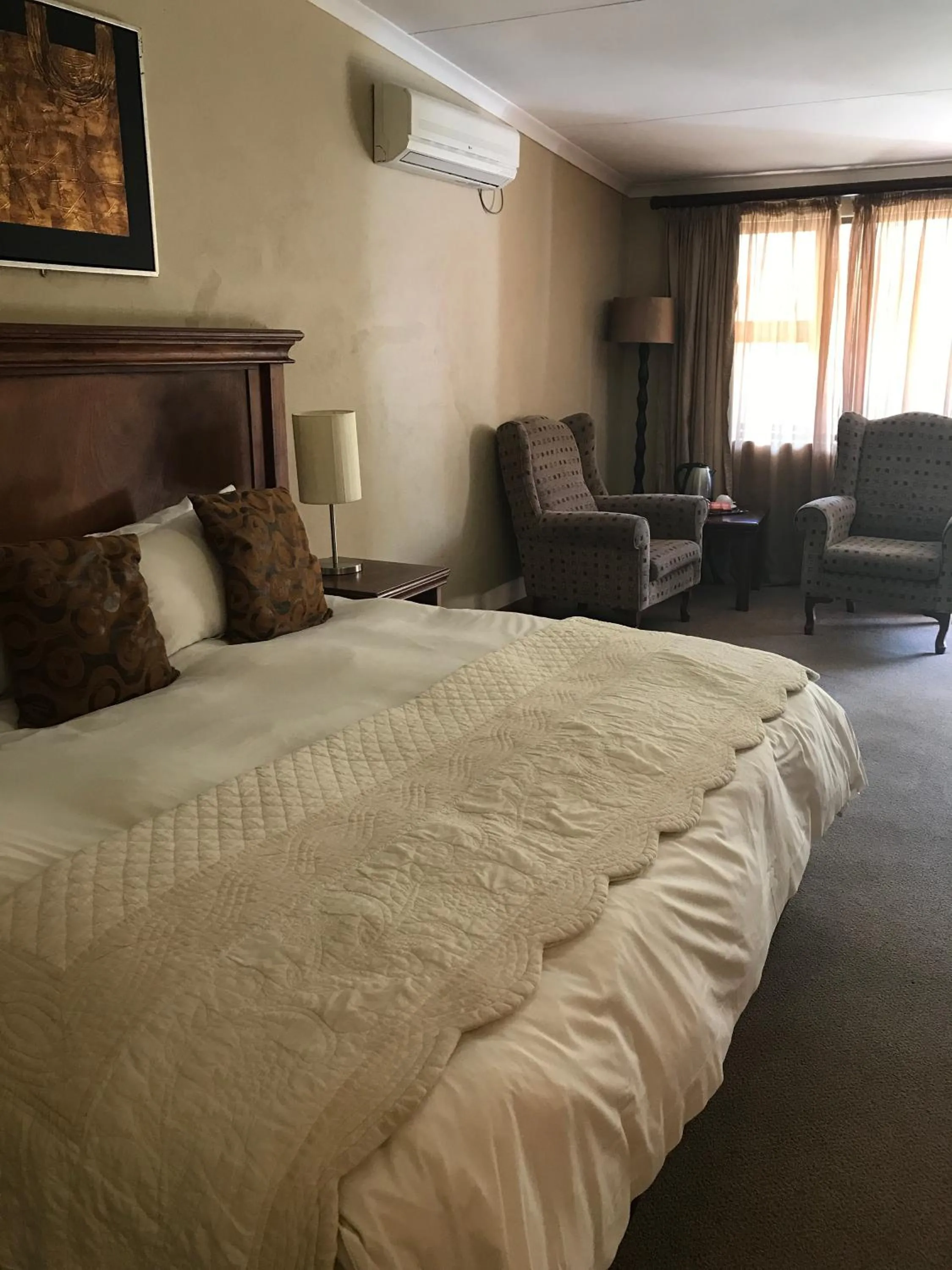 Bedroom, Bed in The Elegant Lodge Menlo Park