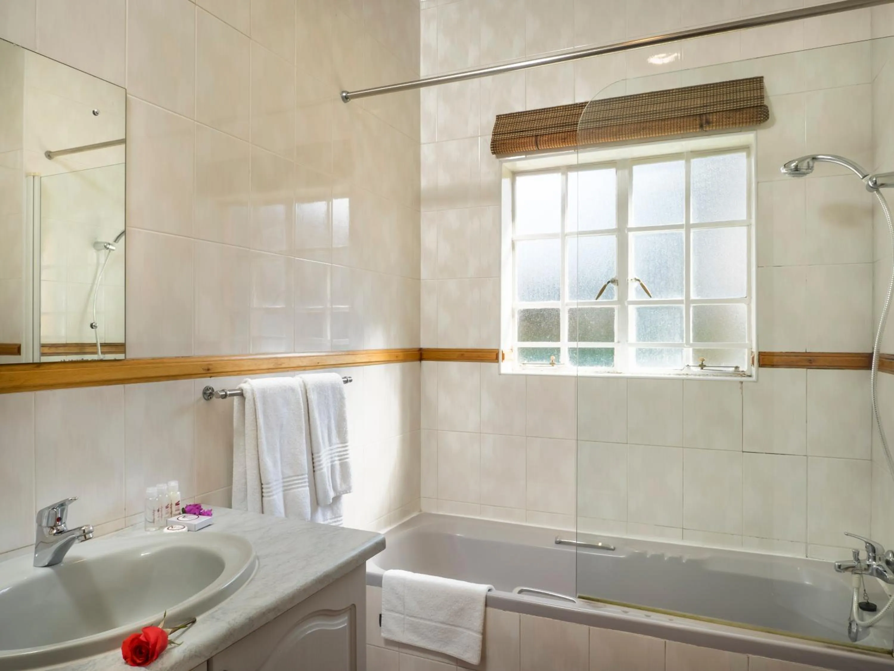 Bathroom in The Elegant Lodge Menlo Park