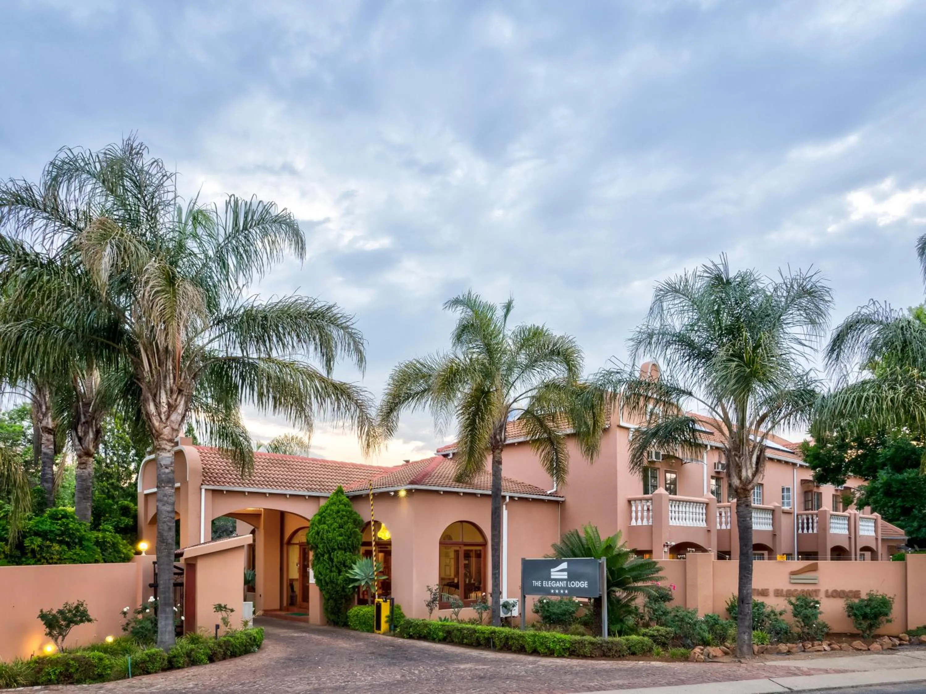 Facade/entrance in The Elegant Lodge Menlo Park
