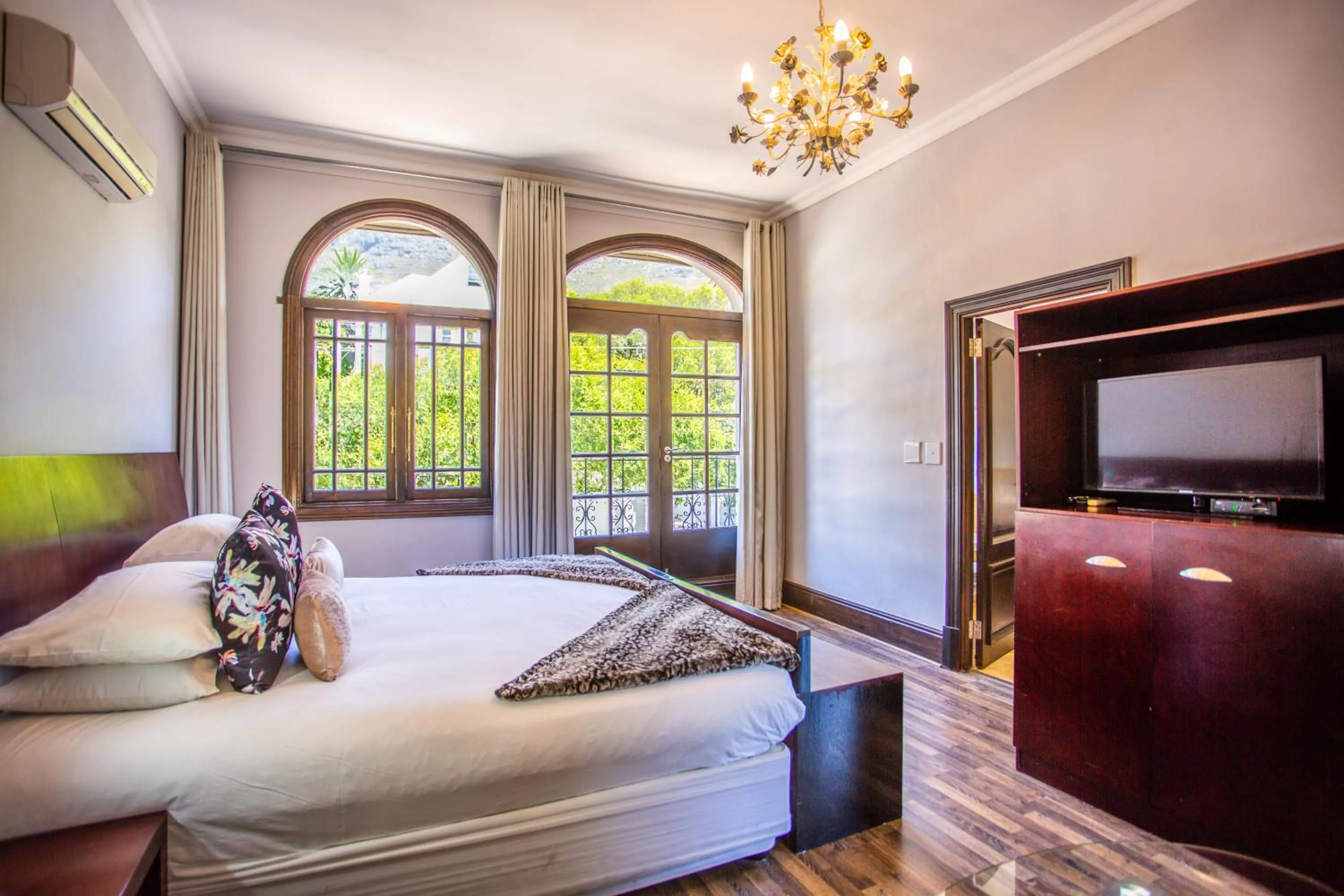 TV and multimedia, Bed in Cape Riviera Guesthouse