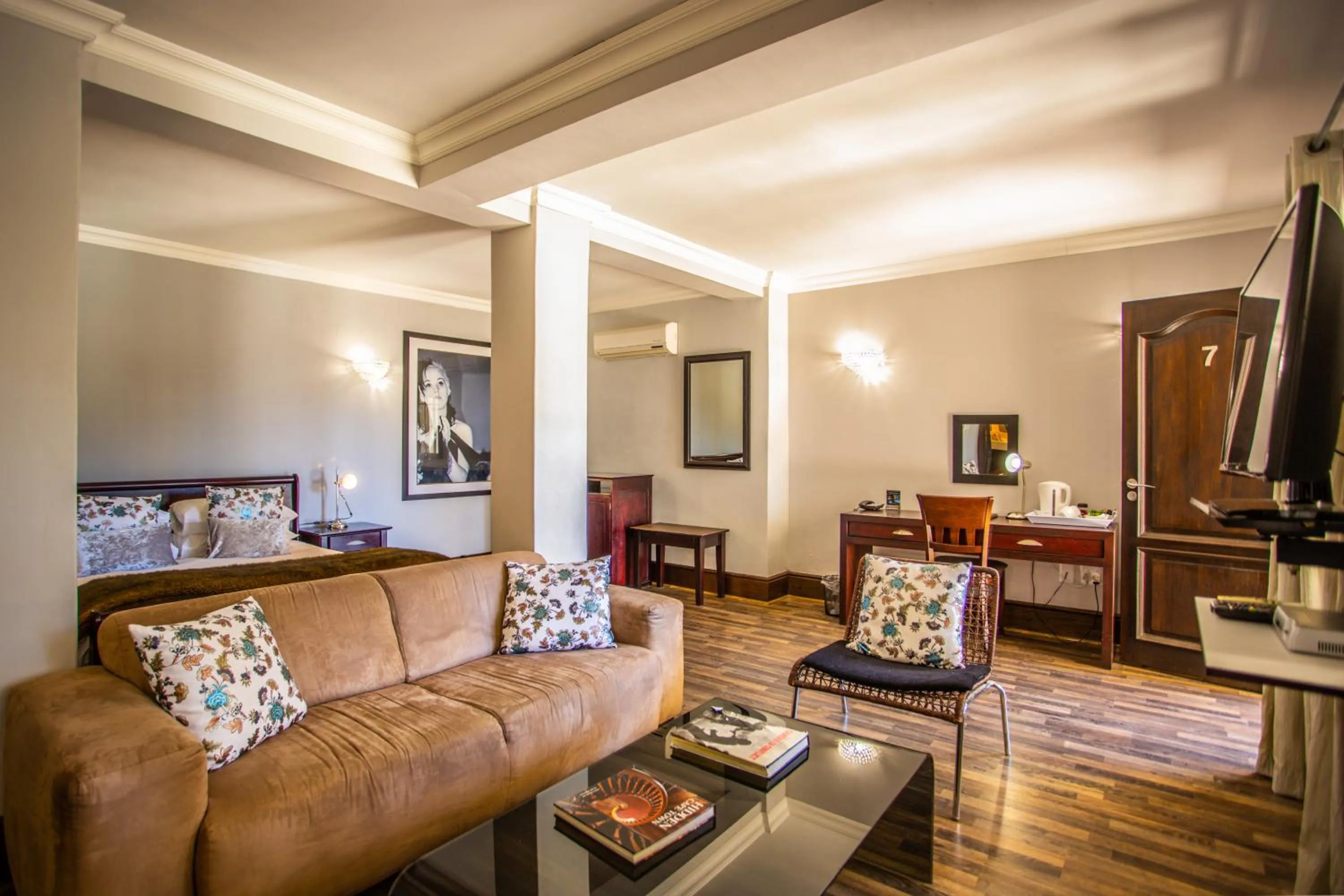 TV and multimedia in Cape Riviera Guesthouse