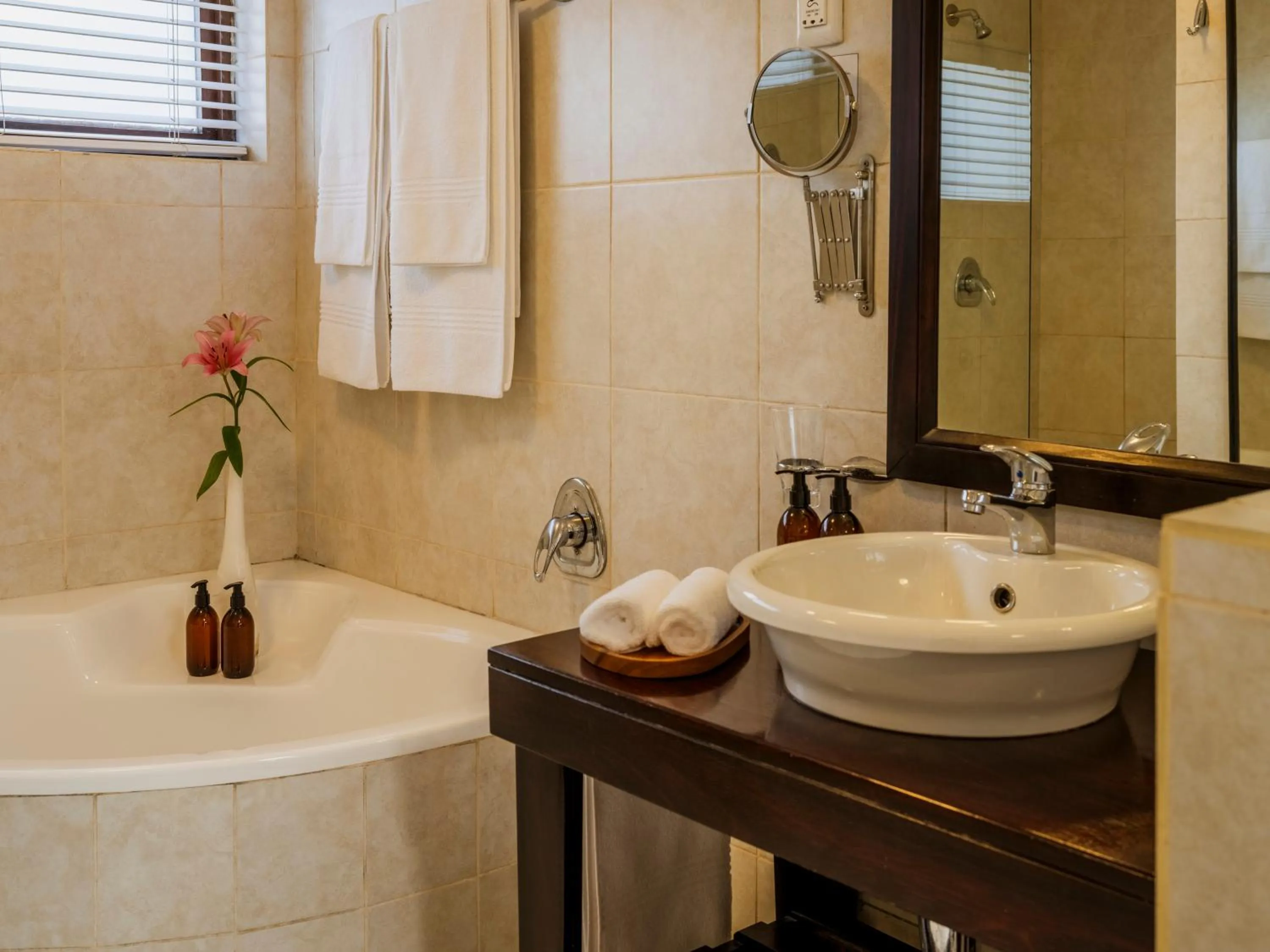 Bathroom in Moontide Riverside Lodge