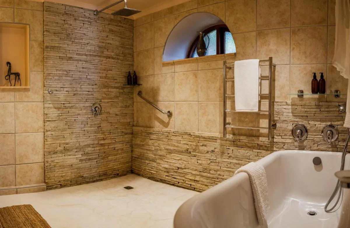 Shower in Moontide Riverside Lodge