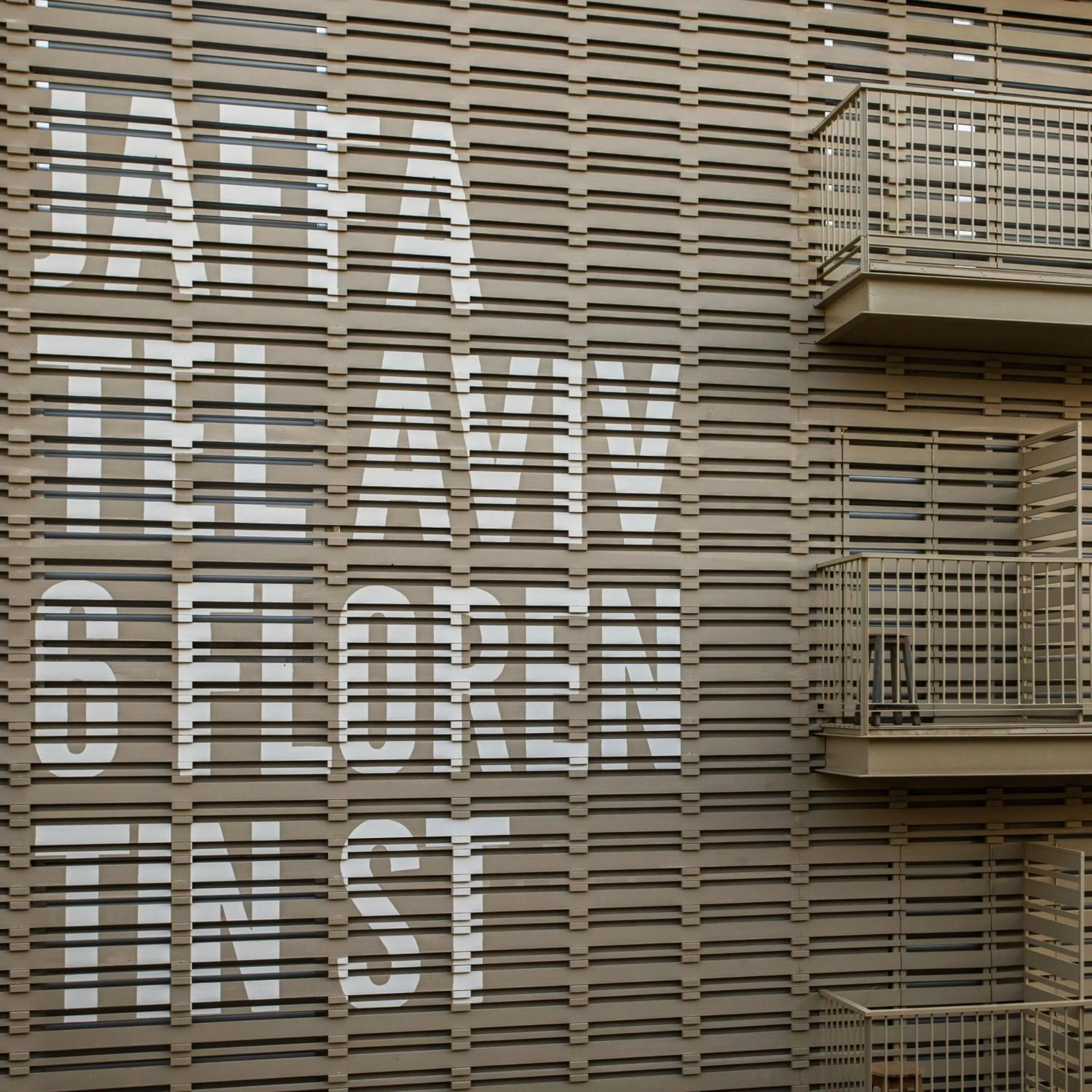 Facade/entrance in Florentin House - By HOMY