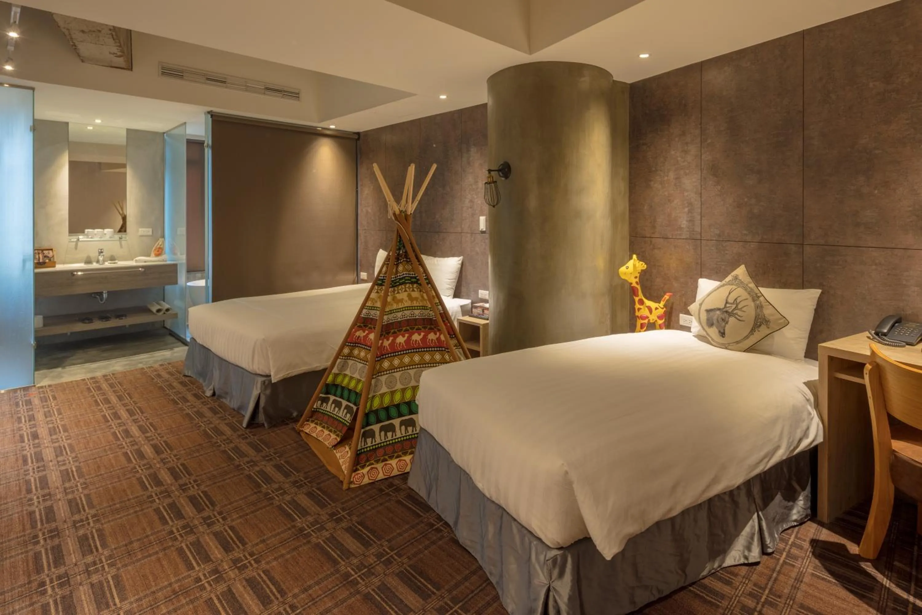 Photo of the whole room, Bed in Roaders Hotel Zhonghua