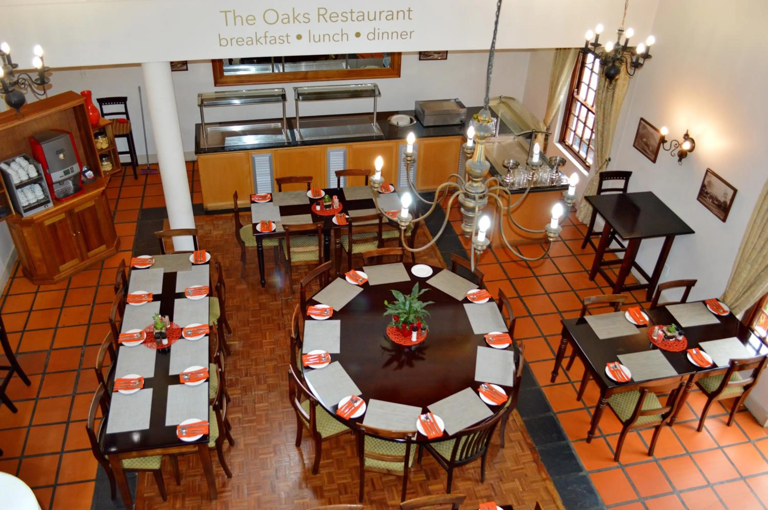 Restaurant/places to eat in Oakhurst Hotel