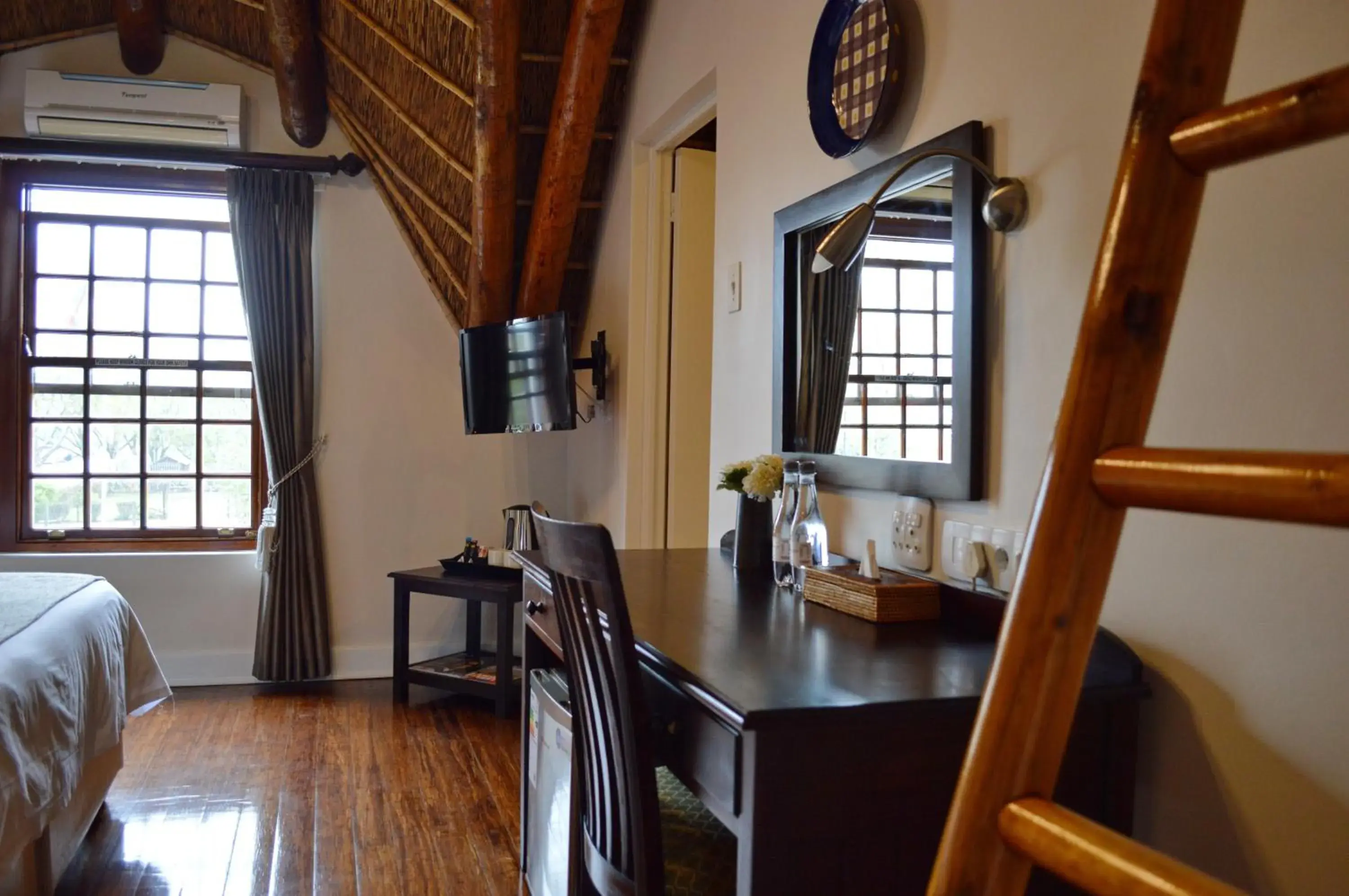 Coffee/tea facilities, Bed in Oakhurst Hotel Coffee/tea facilities, Bed in Oakhurst Hotel