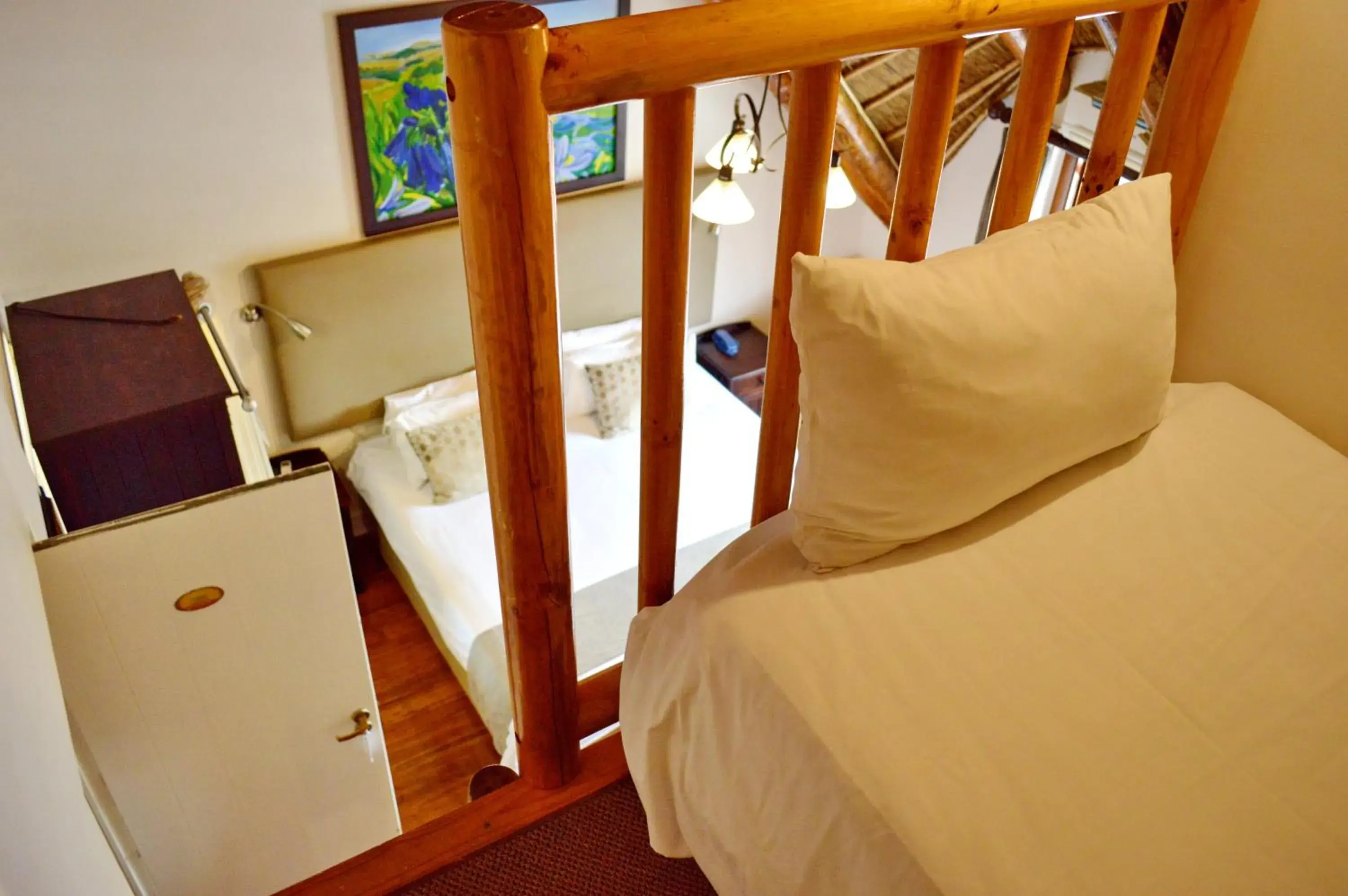 bunk bed in Oakhurst Hotel bunk bed in Oakhurst Hotel