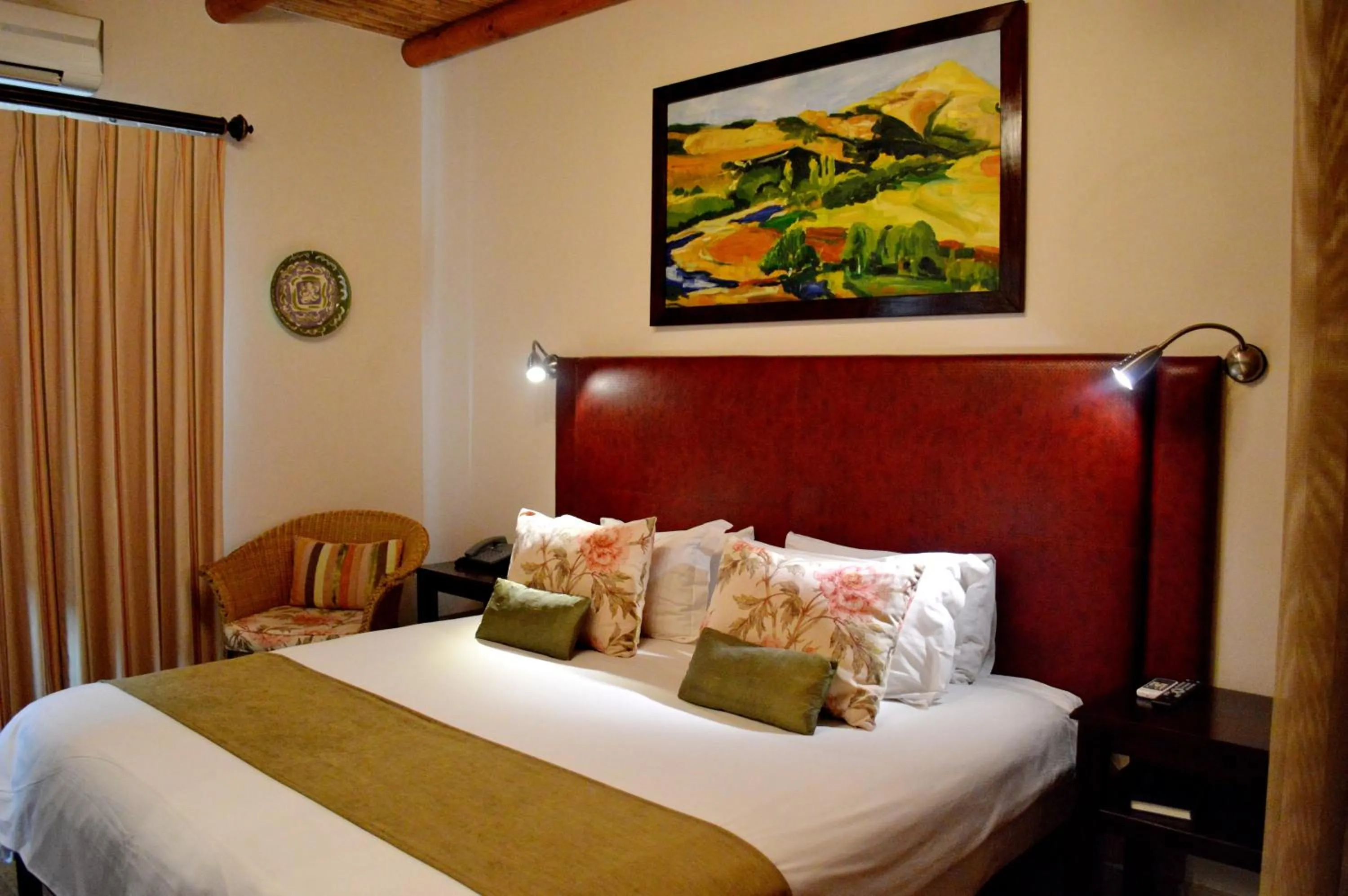 Bed in Oakhurst Hotel