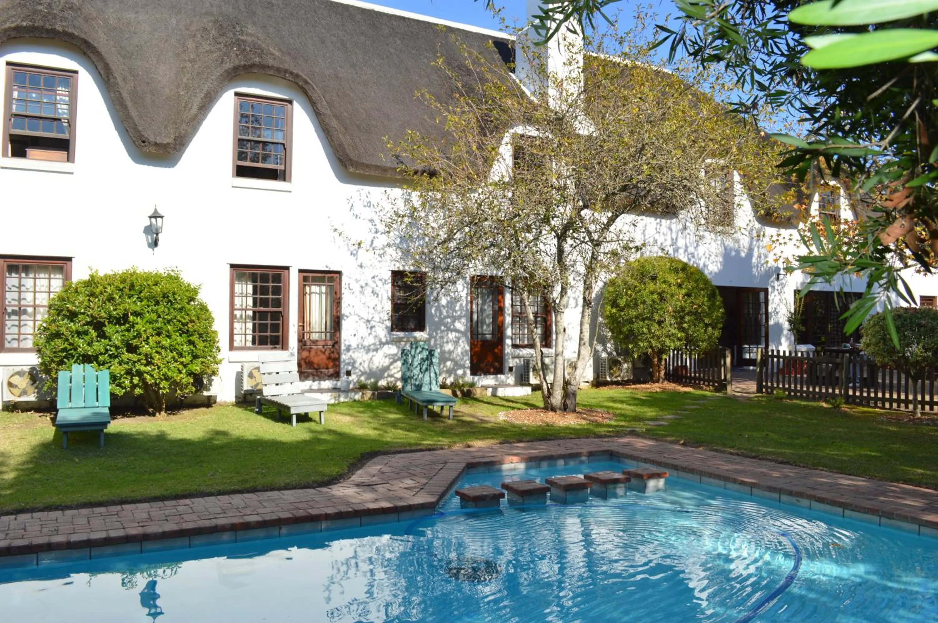 Swimming pool in Oakhurst Hotel