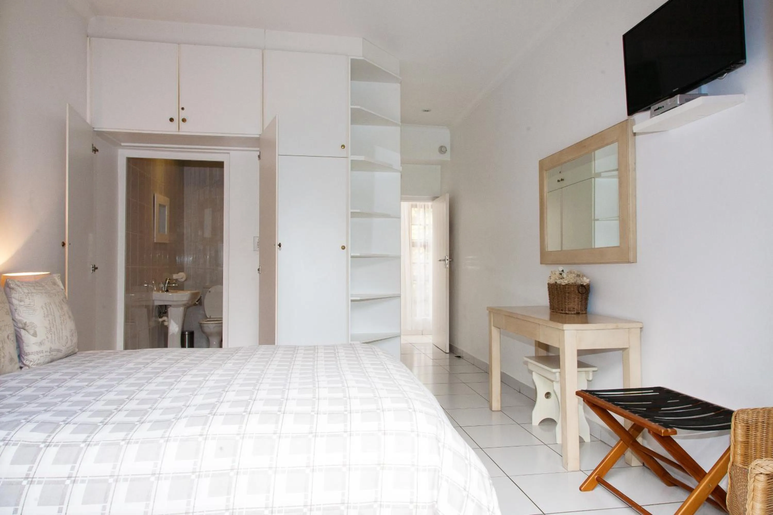 wardrobe, Bed in Rivendell Bed and Breakfast