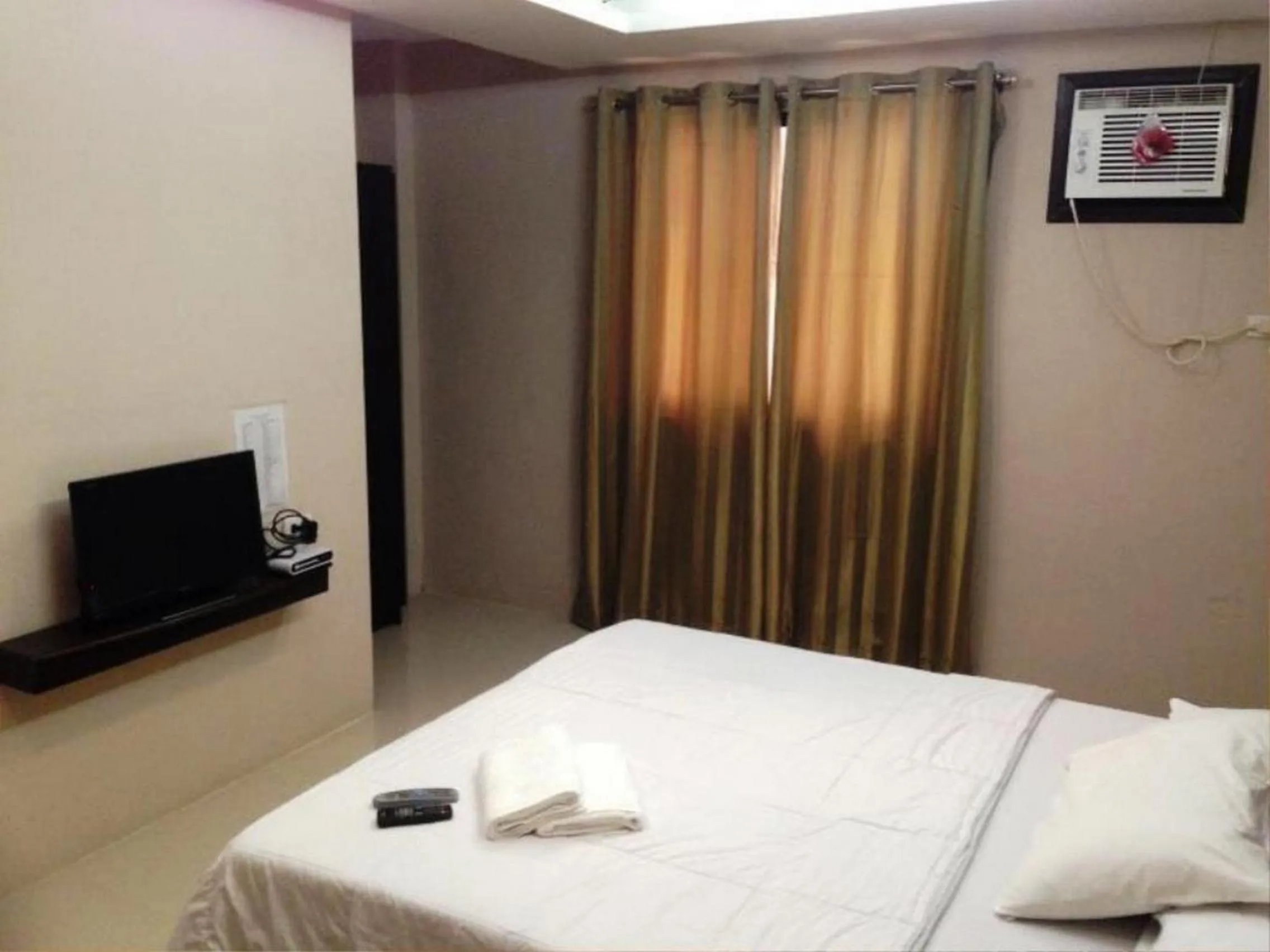 Photo of the whole room, Bed in Hidden Pearl Hotel (Janus Luxury Suites)