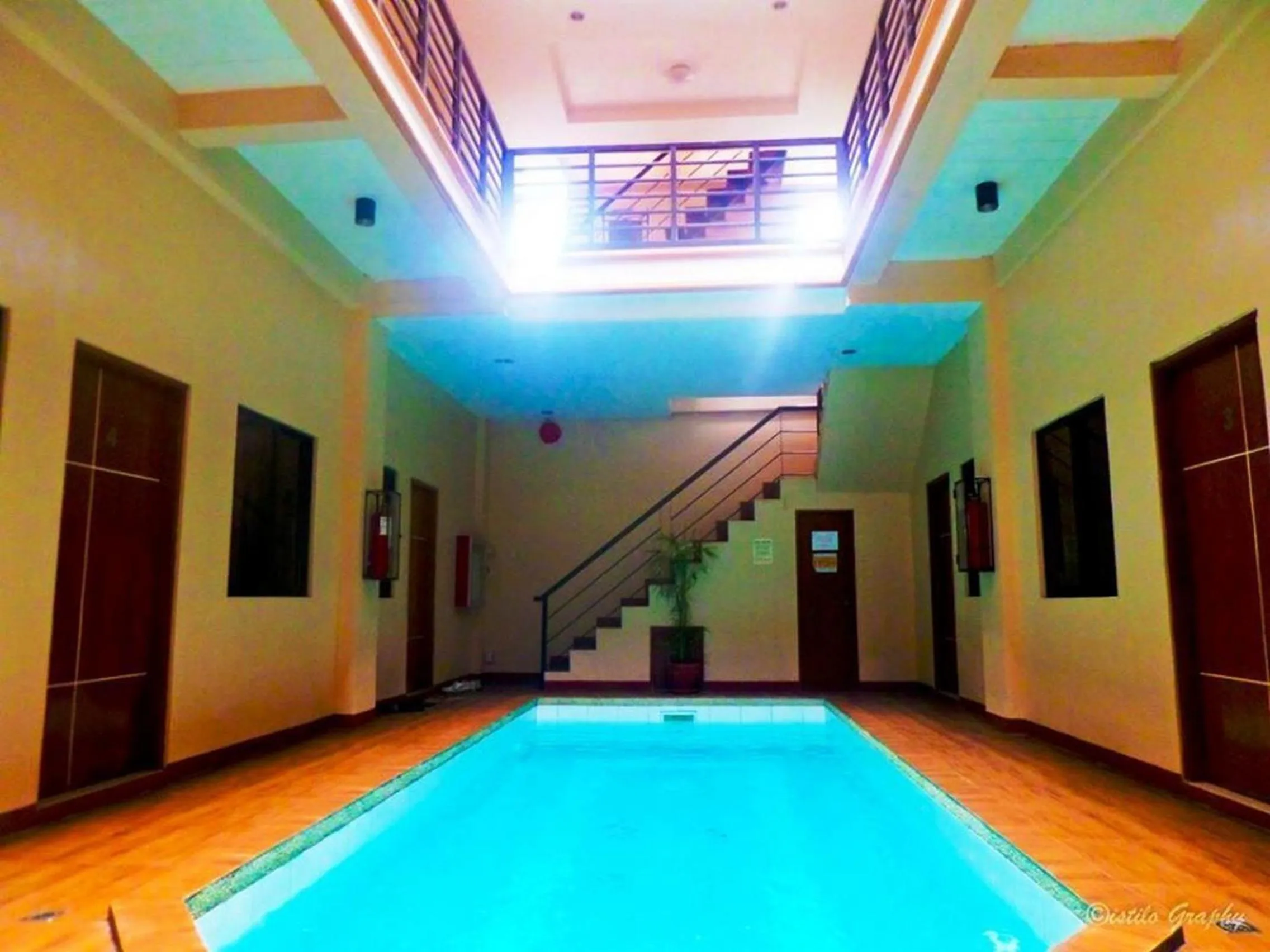 Swimming pool in Hidden Pearl Hotel (Janus Luxury Suites)