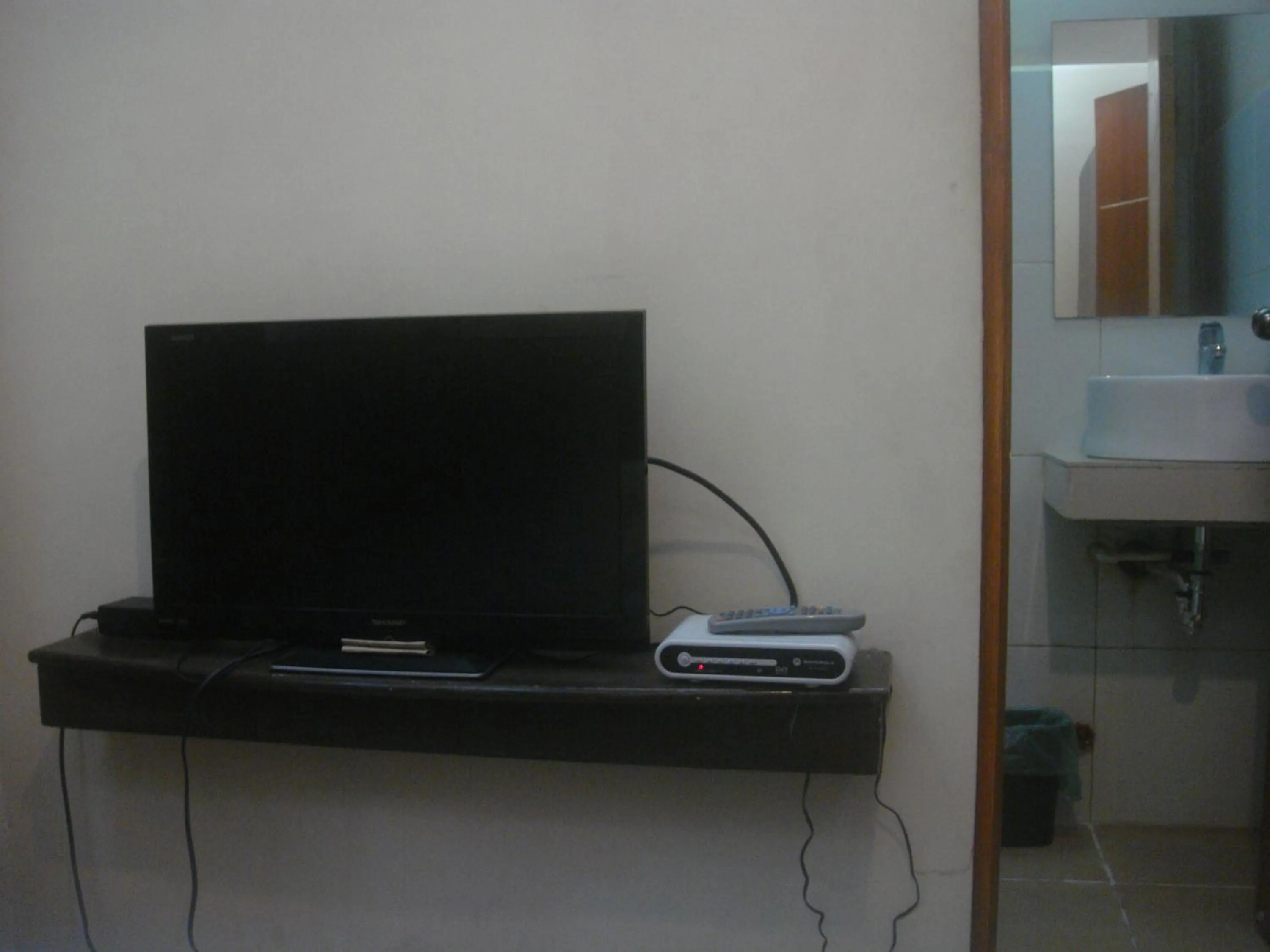 TV and multimedia in Hidden Pearl Hotel (Janus Luxury Suites)