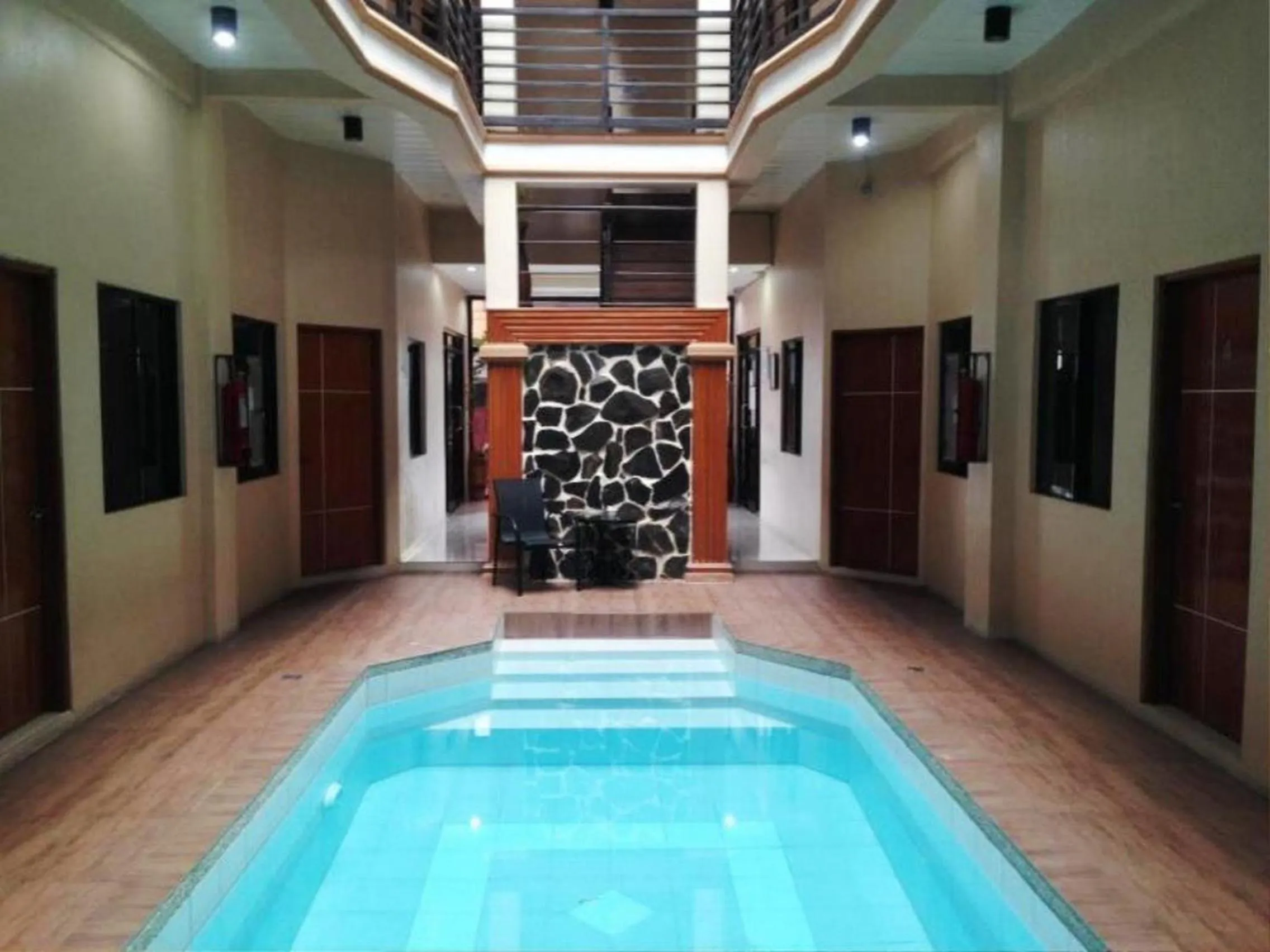 Swimming pool in Hidden Pearl Hotel (Janus Luxury Suites)