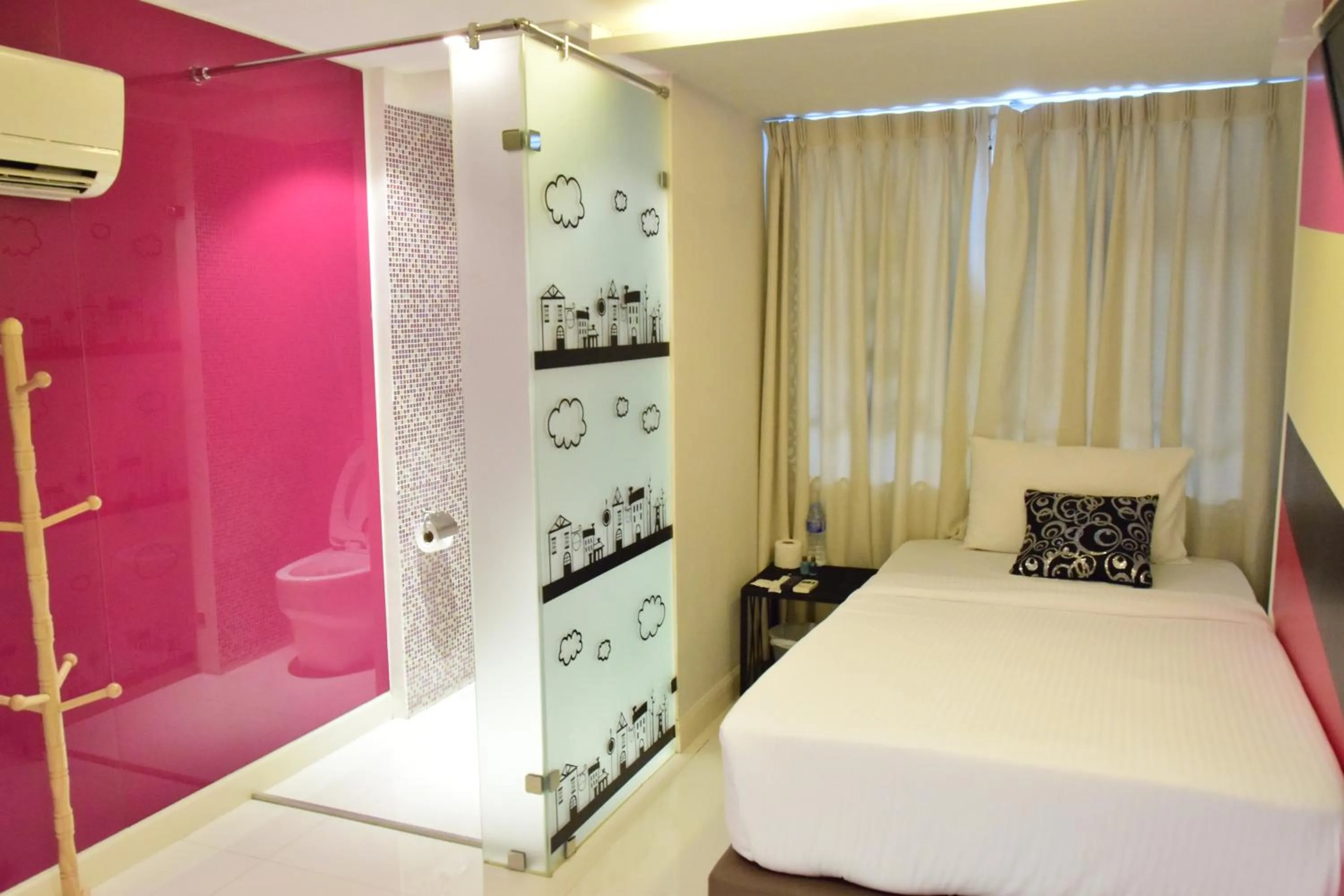 Bedroom, Bed in Double Five