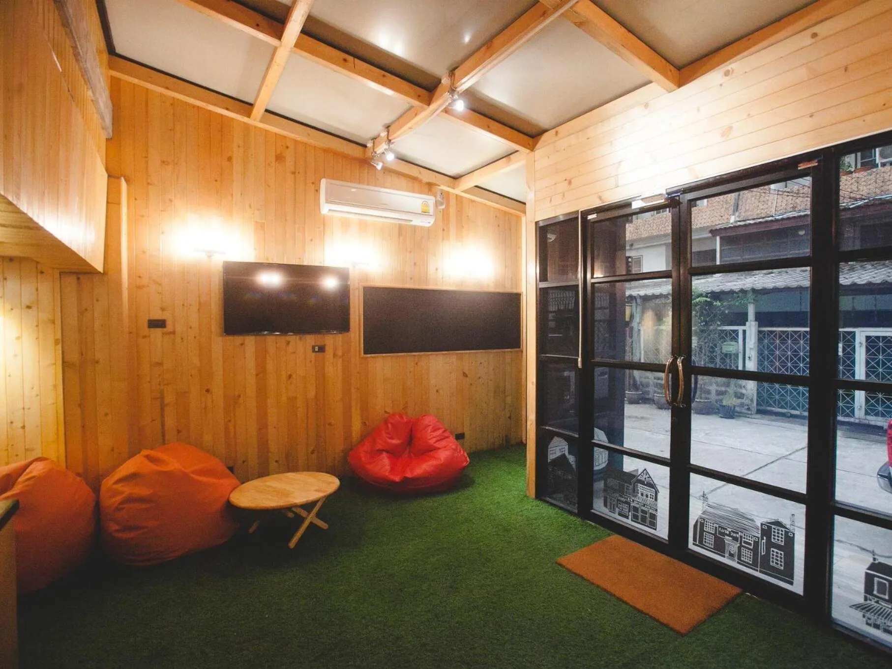 Communal lounge/ TV room in Double Five