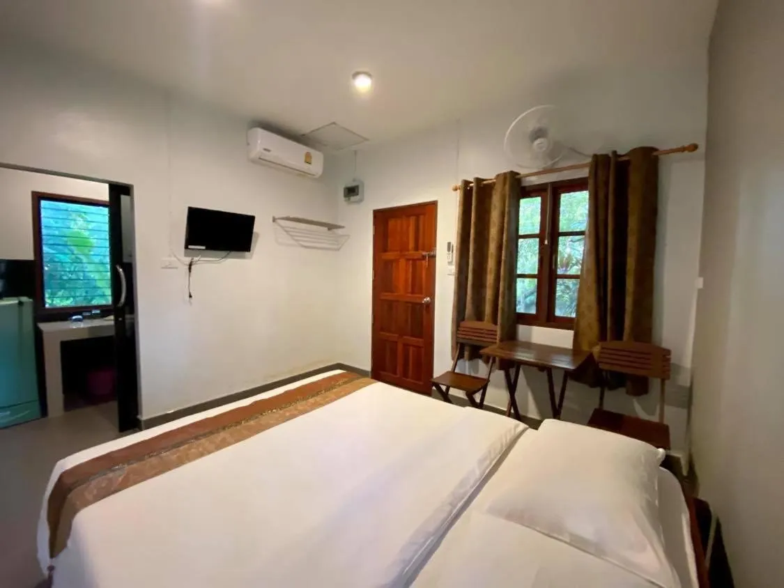 Photo of the whole room, Bed in Coconut Bungalow