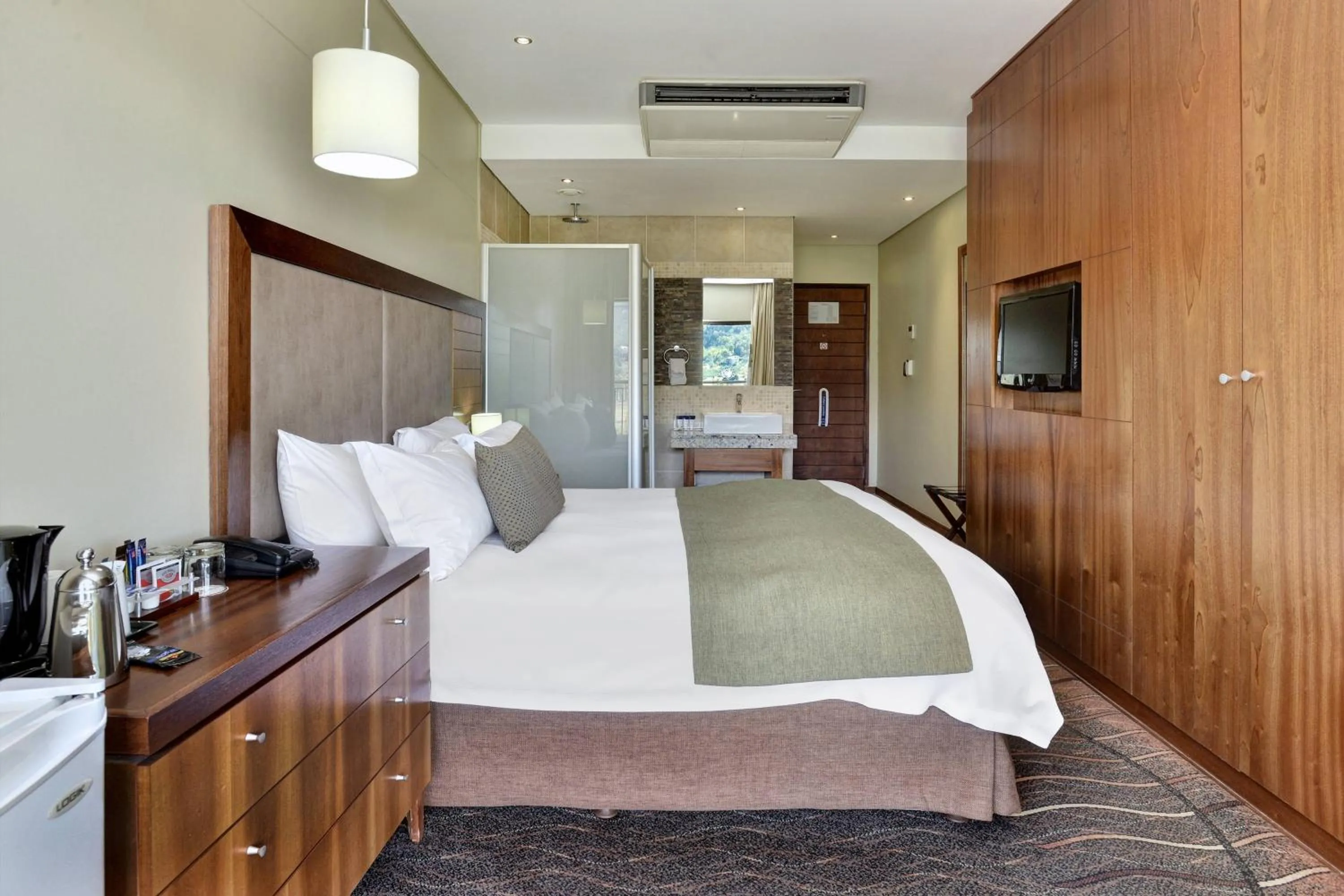 Photo of the whole room, Bed in Protea Hotel by Marriott Clarens