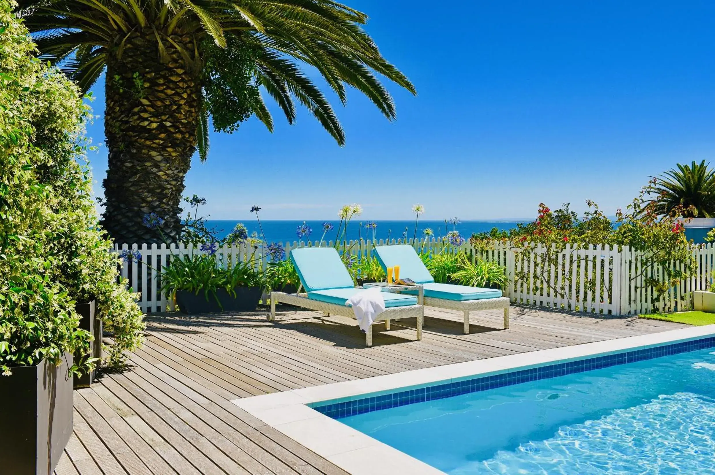 Pool view in The Clarendon - Bantry Bay Pool view in The Clarendon - Bantry Bay