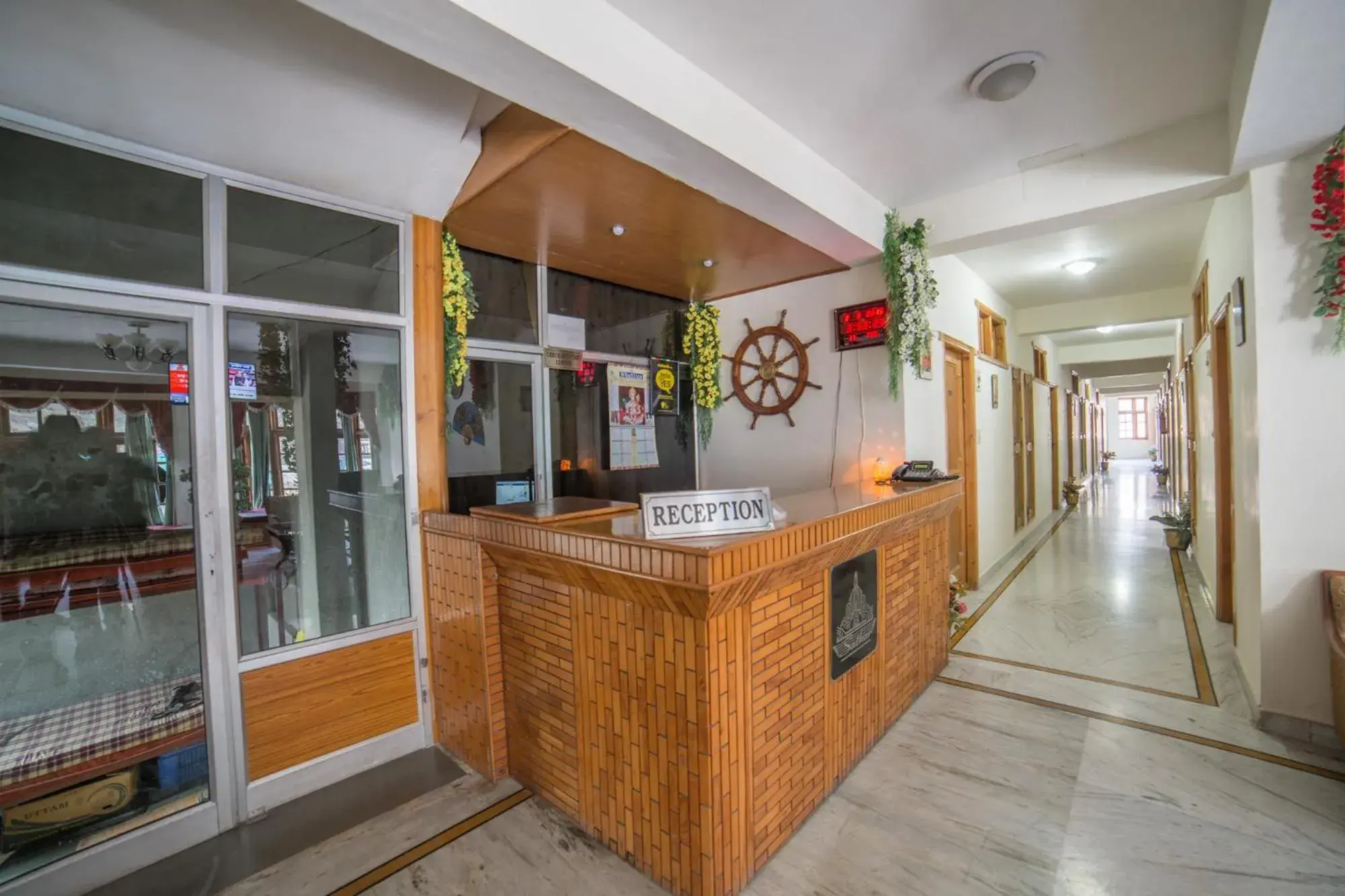 Lobby or reception in Hotel Satkar Residency - Riverside Old Manali Lobby or reception in Hotel Satkar Residency - Riverside Old Manali