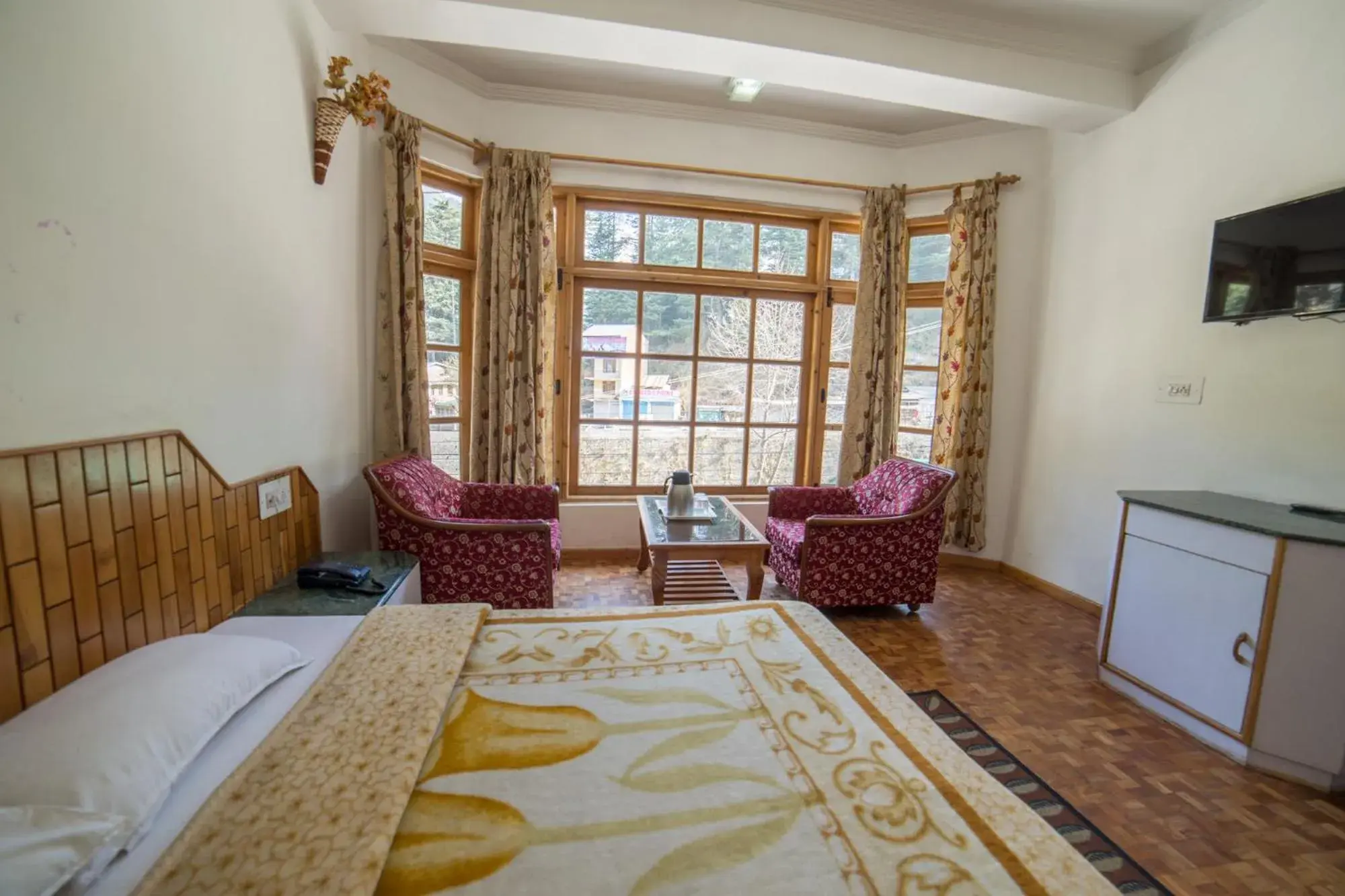 TV and multimedia, Bed in Hotel Satkar Residency - Riverside Old Manali TV and multimedia, Bed in Hotel Satkar Residency - Riverside Old Manali