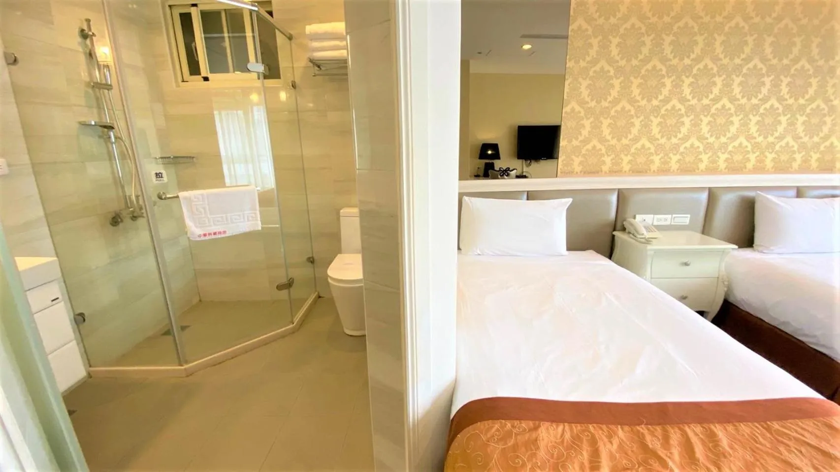 Bathroom, Bed in Taitung Z. Hotel