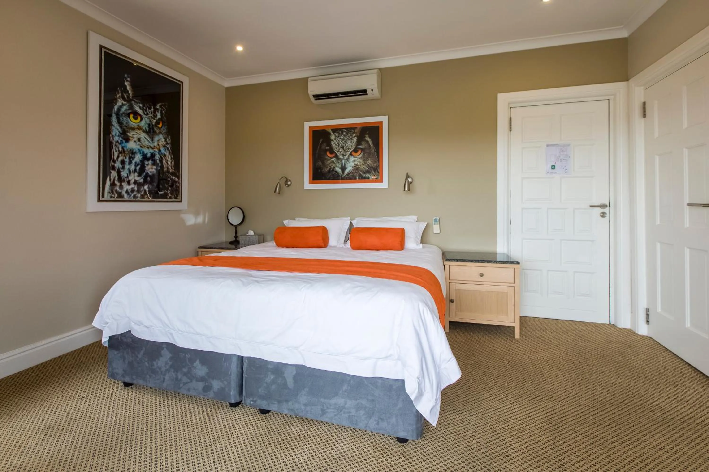 Bedroom, Bed in Orange Inn Knysna