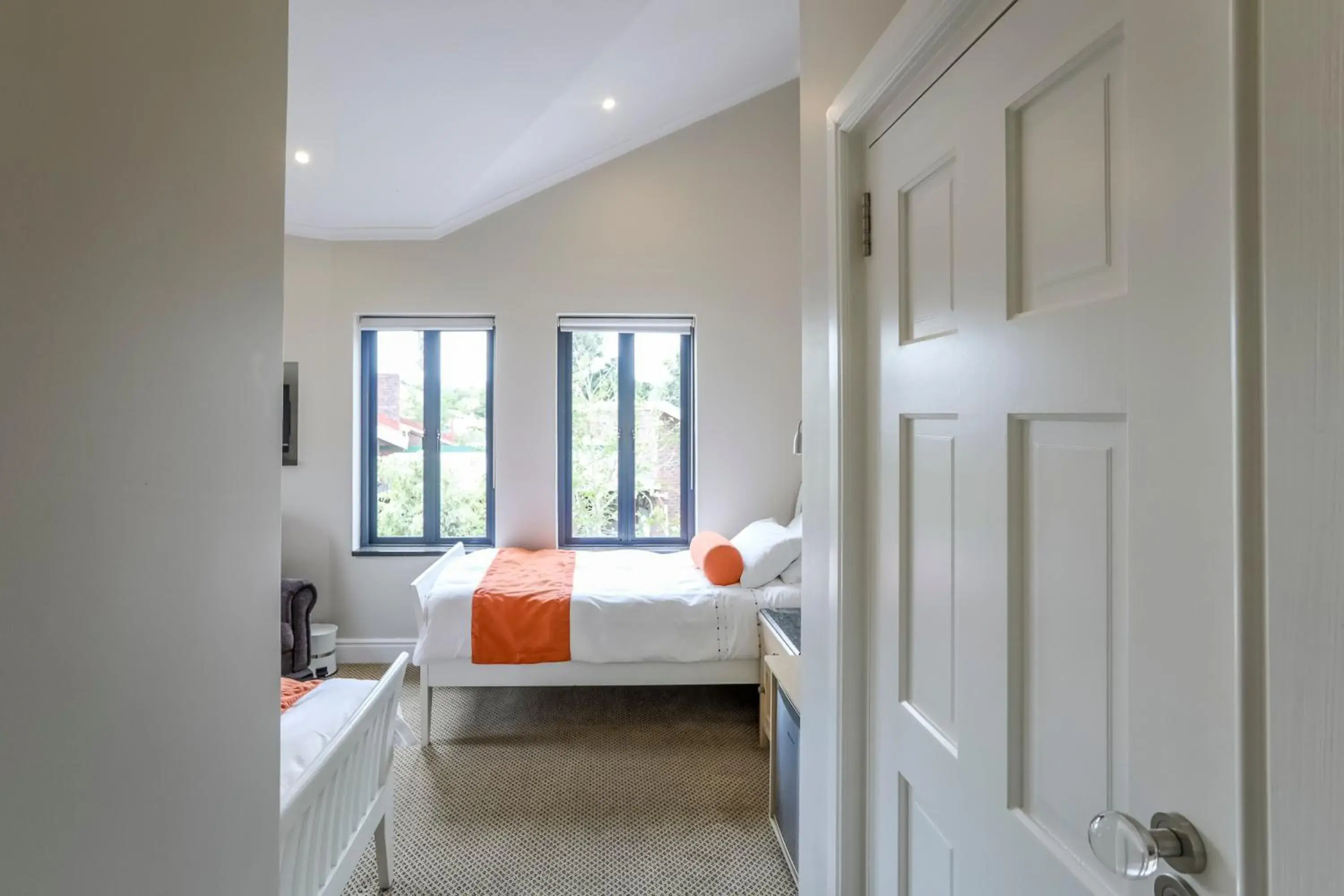 Twin Budget Room - single occupancy in Orange Inn Knysna Twin Budget Room - single occupancy in Orange Inn Knysna