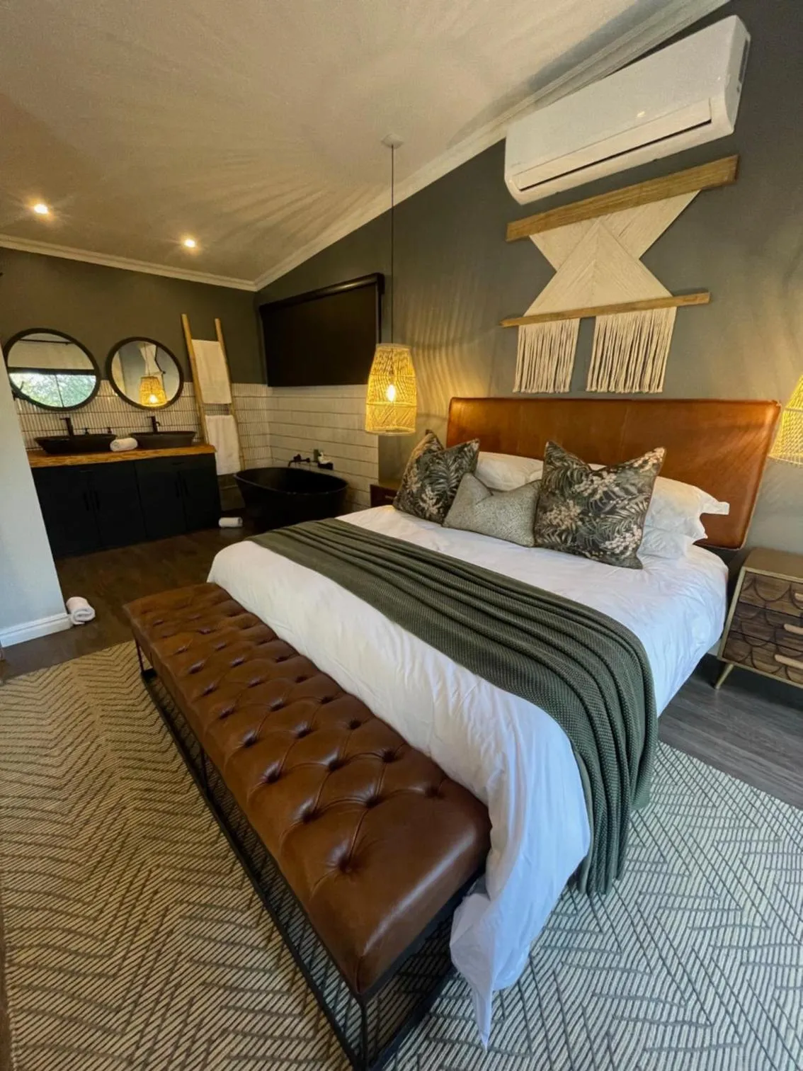 Photo of the whole room, Bed in Mont d'Or Monte Bello Estate