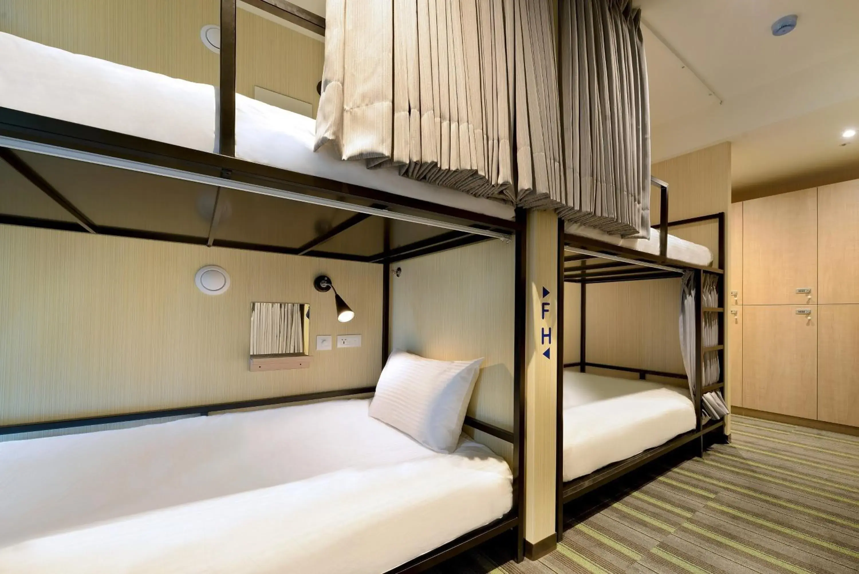 Bed in 8-Bed Mixed Dormitory Room in Park City Inn & Hostel Bed in 8-Bed Mixed Dormitory Room in Park City Inn & Hostel