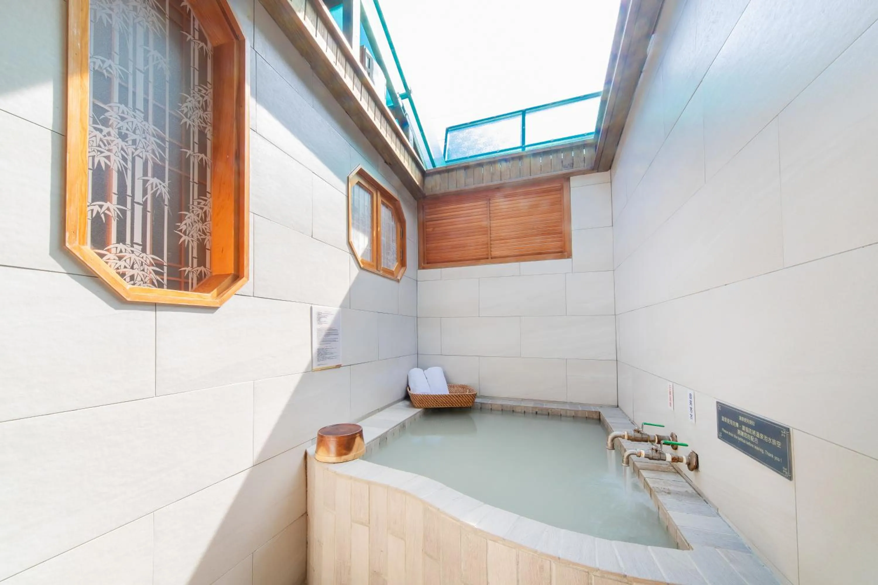 Hot Spring Bath in Phoenix Pavilion Hot Spring Hotel