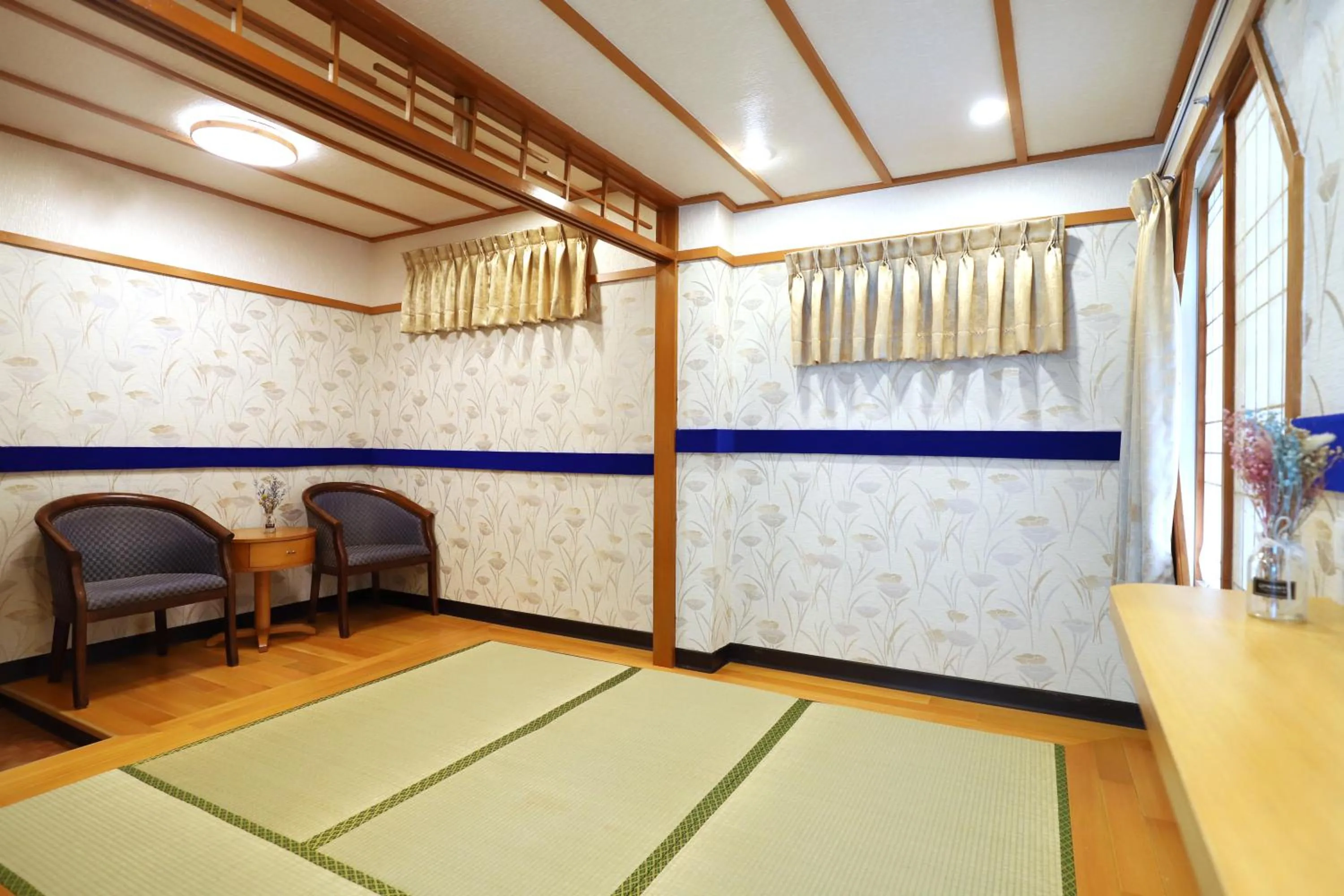 Photo of the whole room, Bed in Phoenix Pavilion Hot Spring Hotel