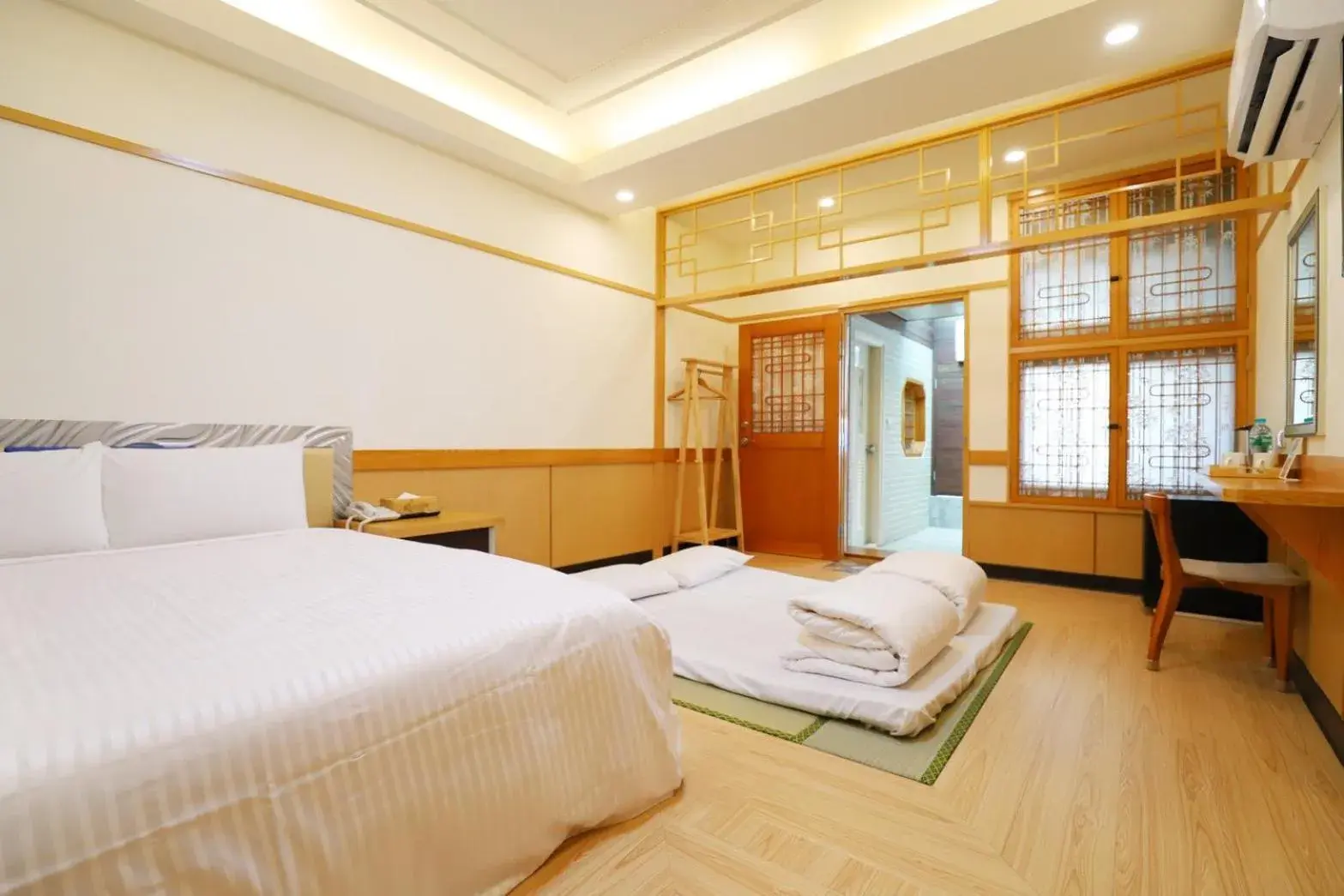 Photo of the whole room, Bed in Phoenix Pavilion Hot Spring Hotel Photo of the whole room, Bed in Phoenix Pavilion Hot Spring Hotel