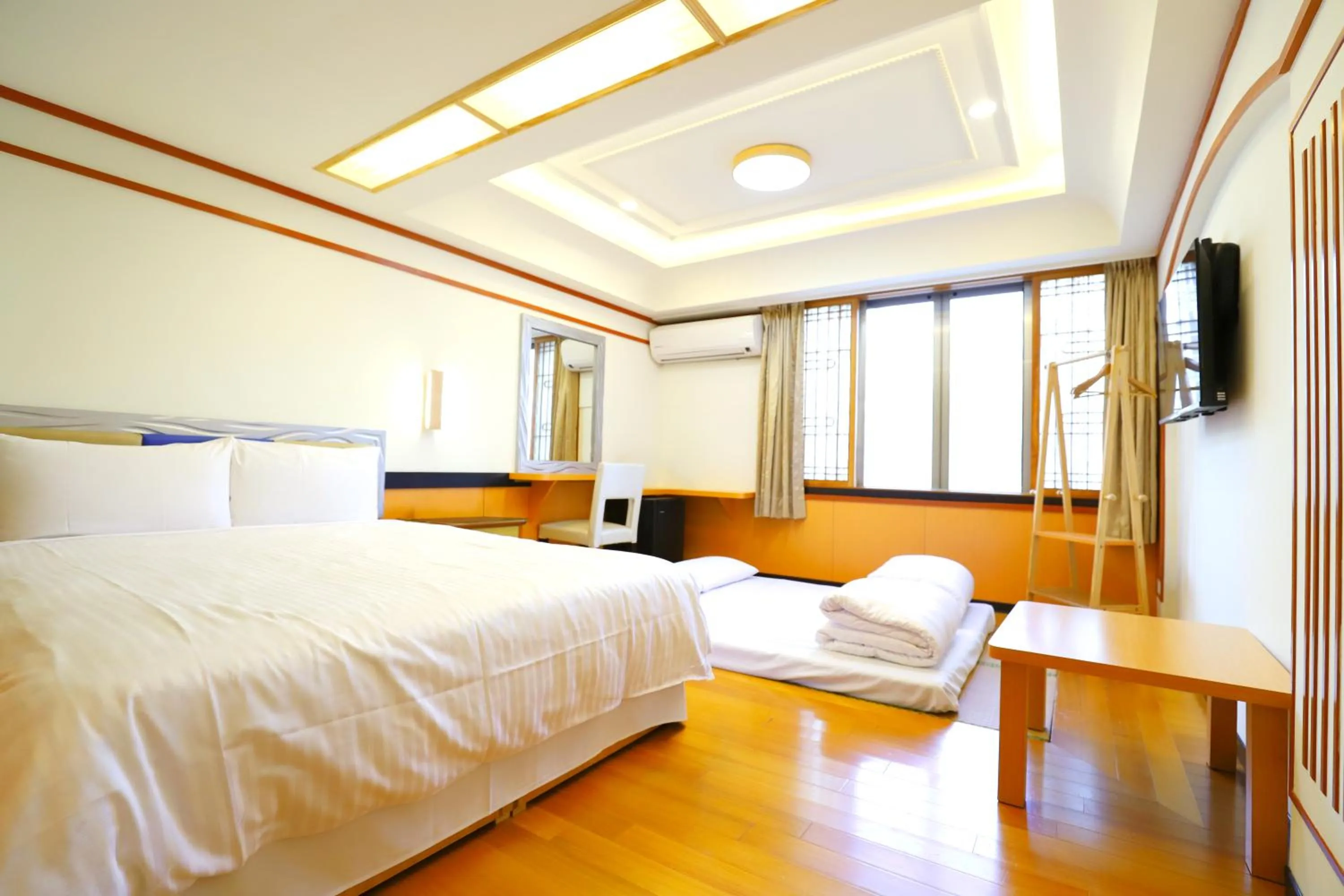 Photo of the whole room, Bed in Phoenix Pavilion Hot Spring Hotel