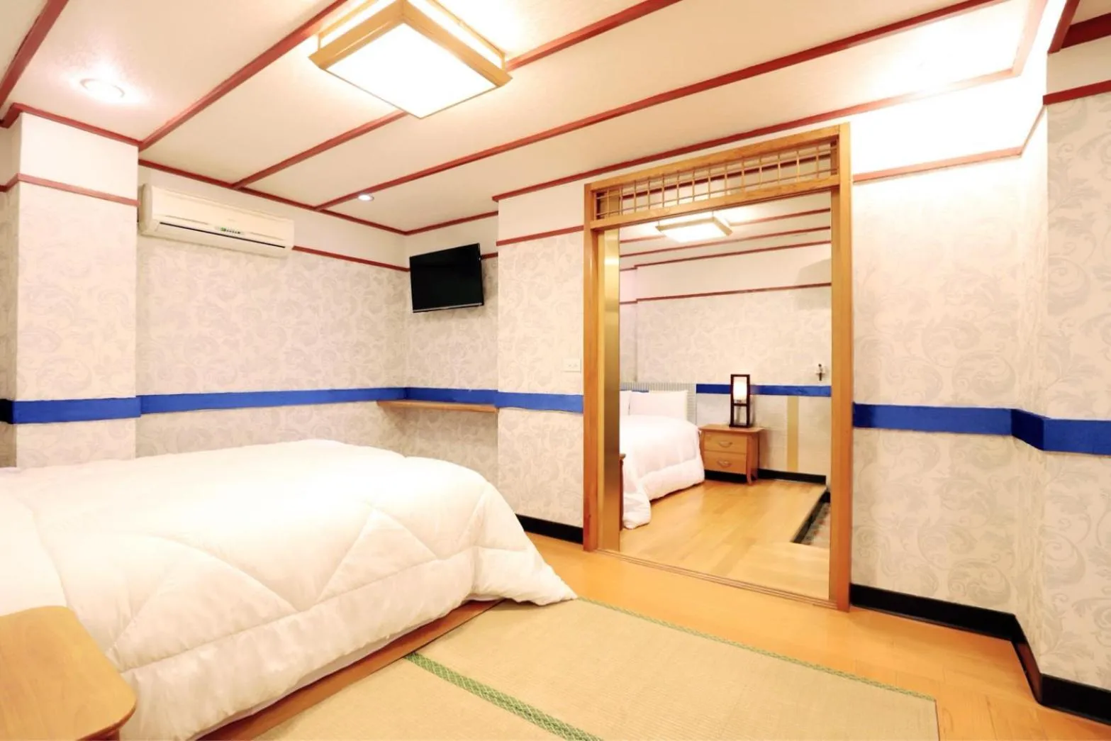 Photo of the whole room, Bed in Phoenix Pavilion Hot Spring Hotel