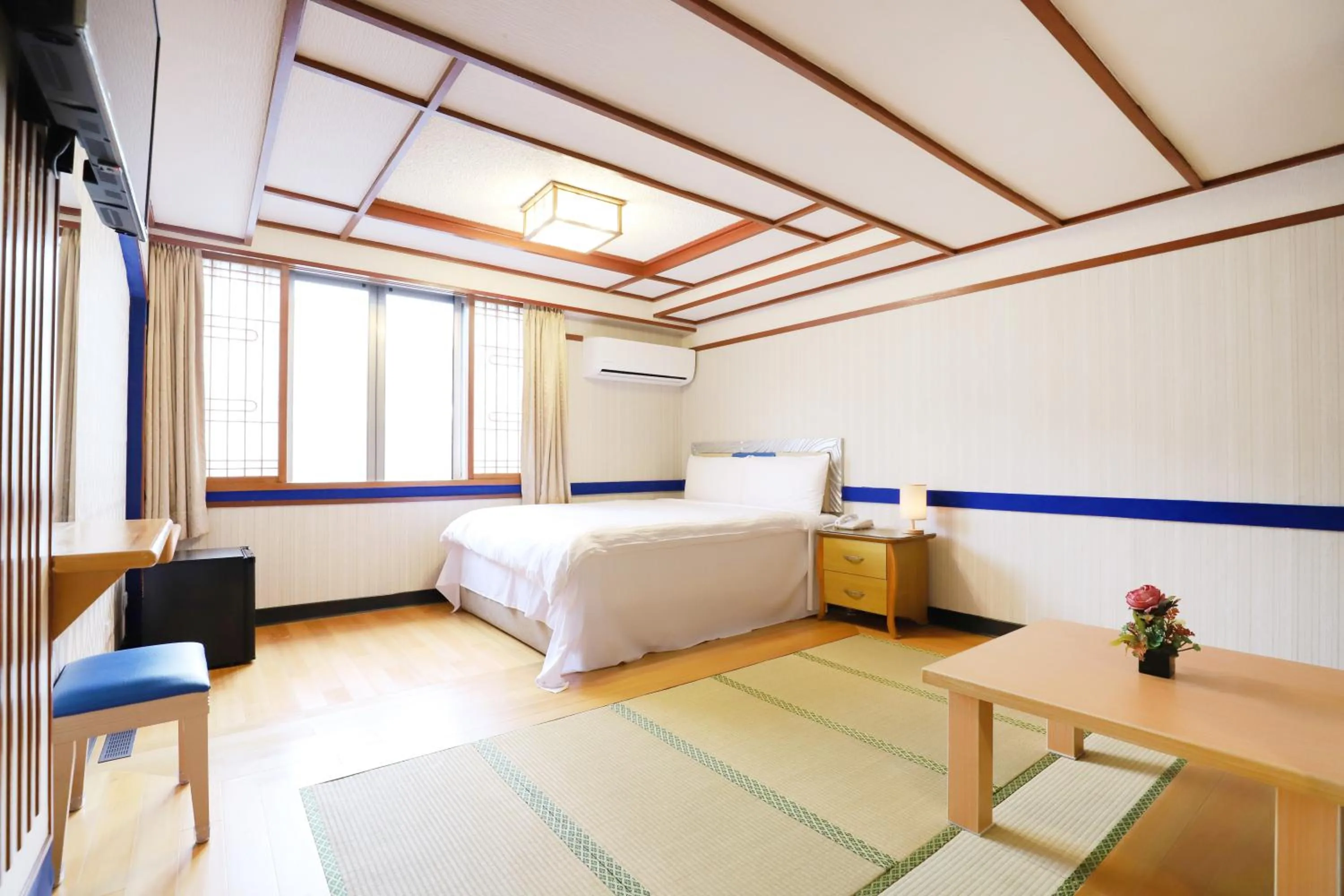 Photo of the whole room, Bed in Phoenix Pavilion Hot Spring Hotel