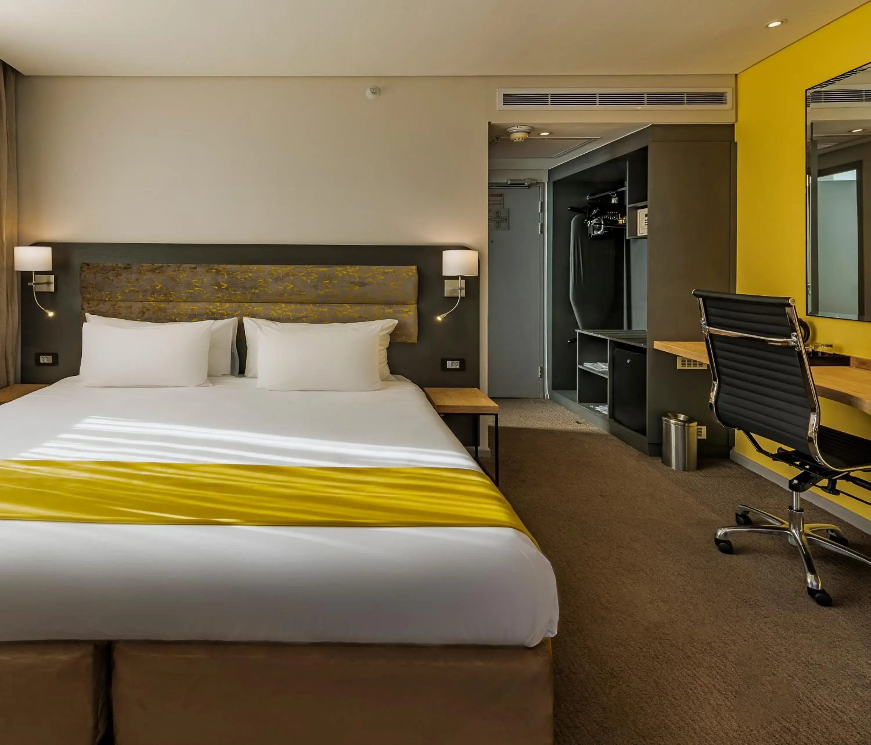 Photo of the whole room, Bed in Cresta Grande Cape Town Photo of the whole room, Bed in Cresta Grande Cape Town