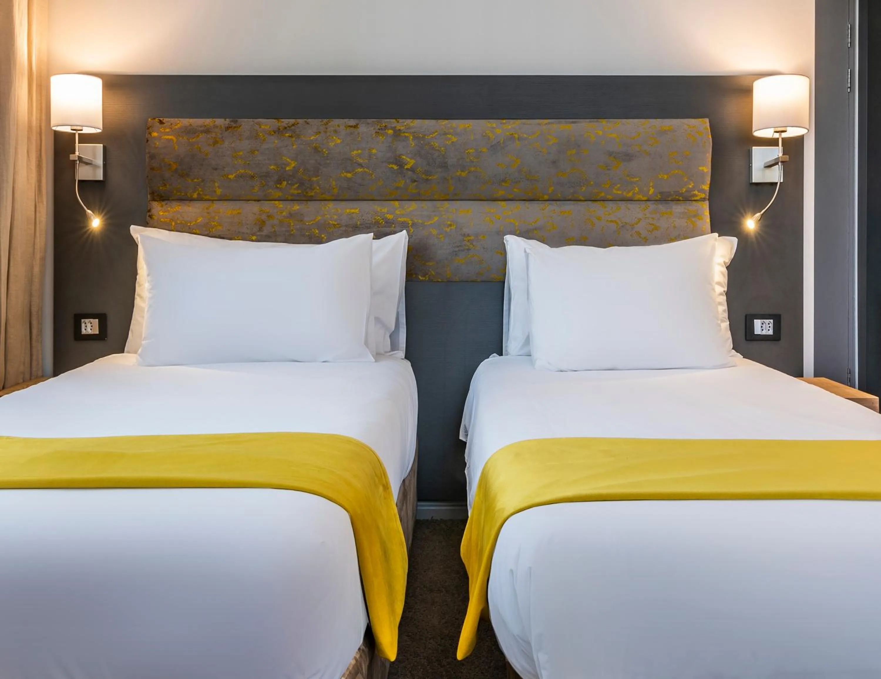 Photo of the whole room, Bed in Cresta Grande Cape Town