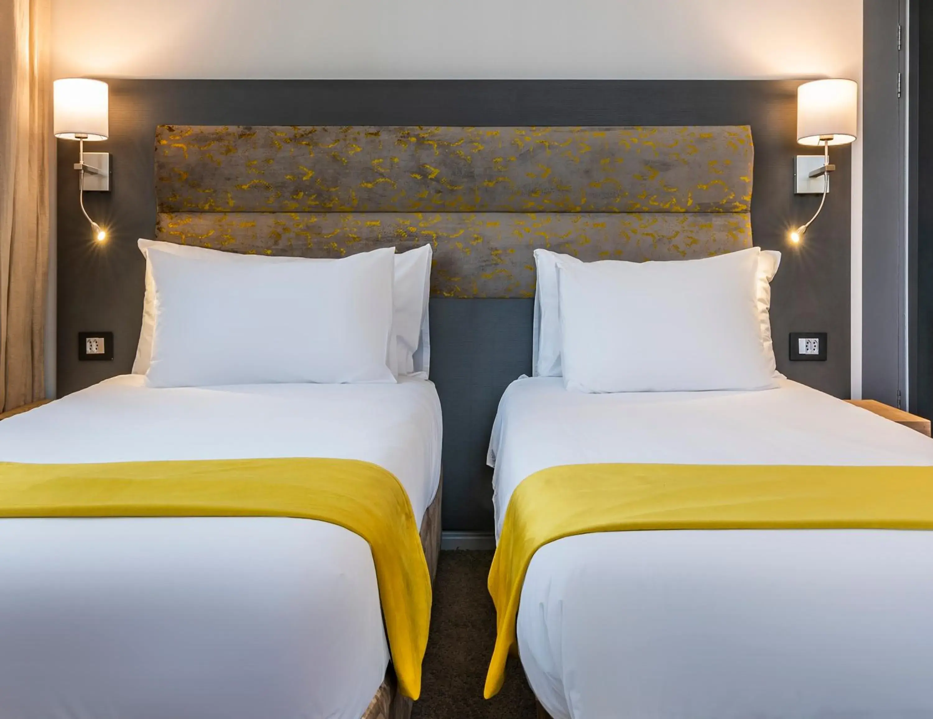 Photo of the whole room, Bed in Cresta Grande Cape Town Photo of the whole room, Bed in Cresta Grande Cape Town