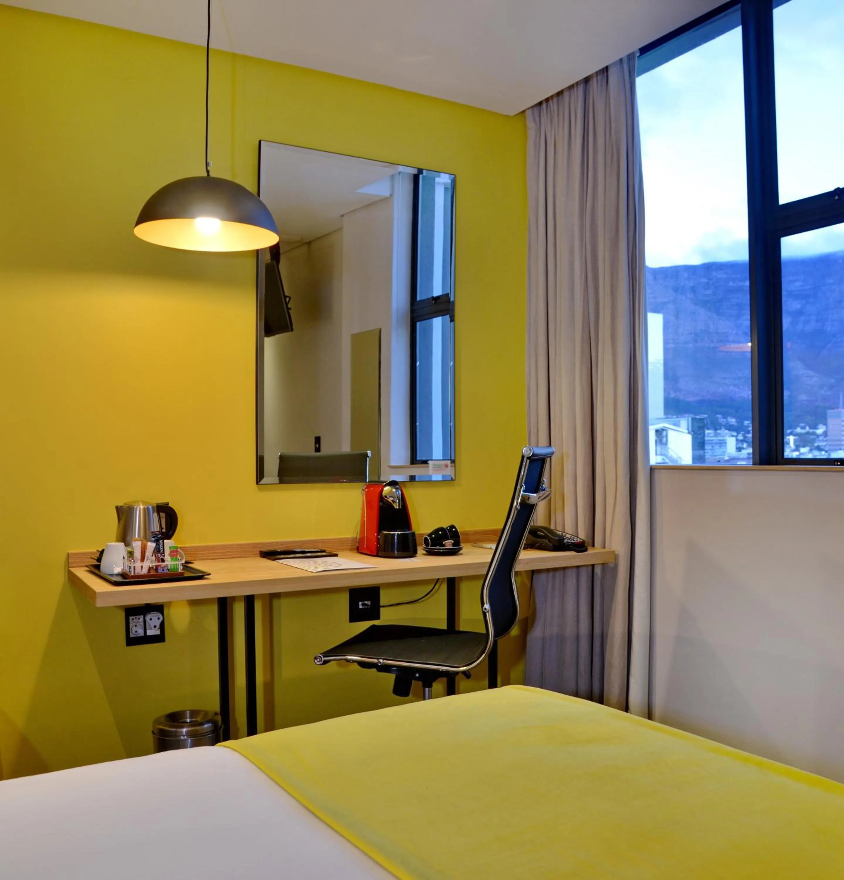 View (from property/room), Bed in Cresta Grande Cape Town