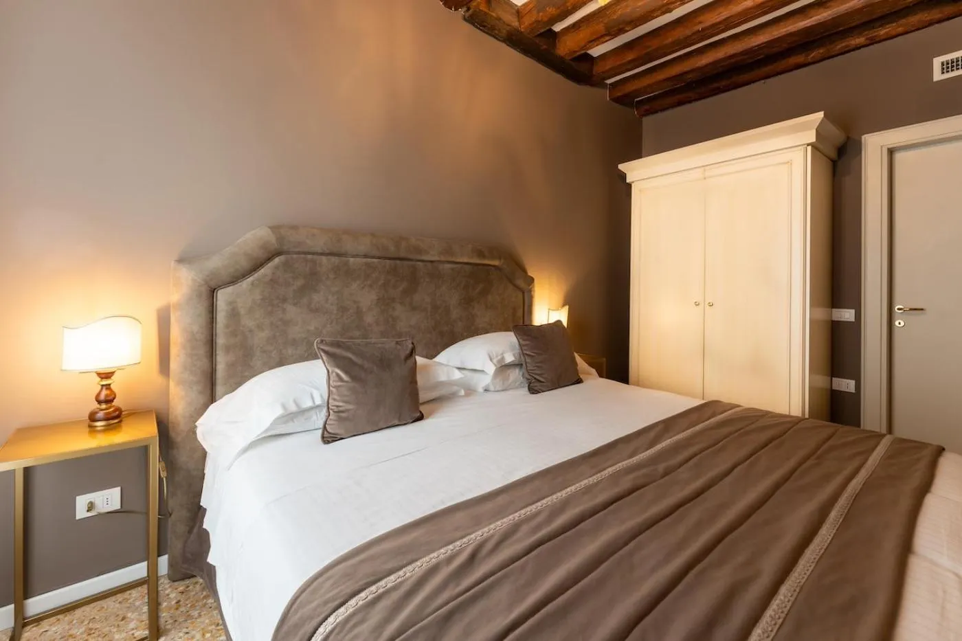 Bedroom, Bed in San Teodoro Palace - Luxury Apartments
