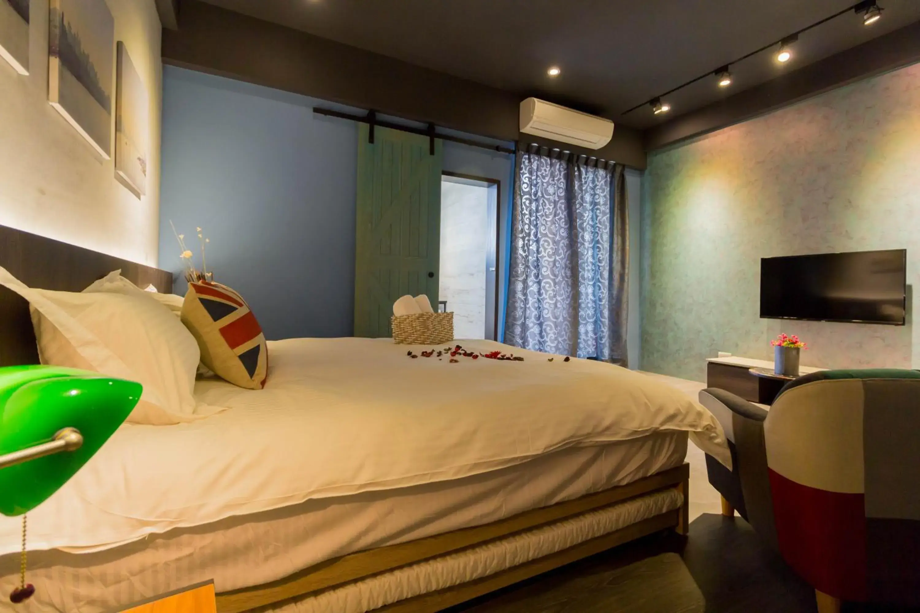 Bed in Book 5 Bed in Book 5